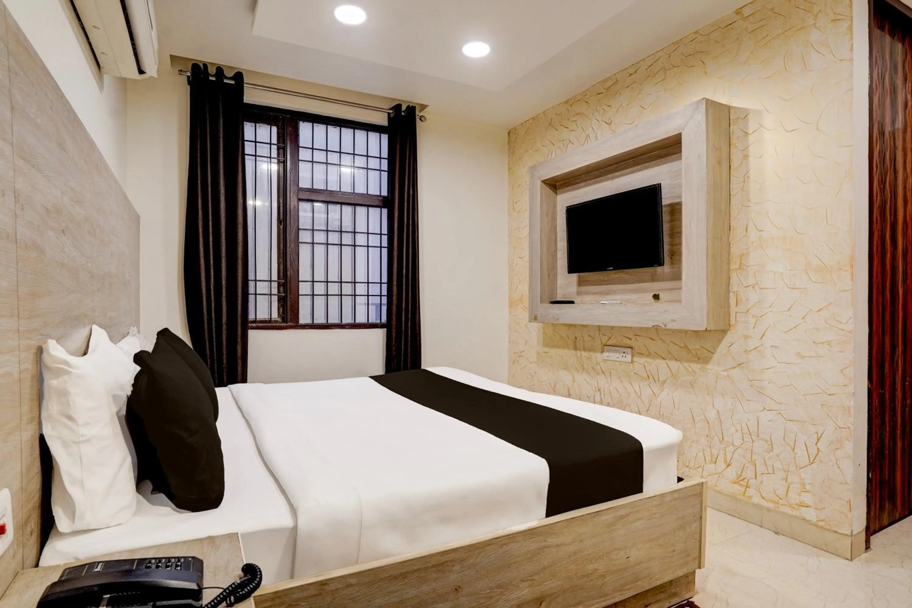 Bedroom in Hotel O Delhi Airport Stay
