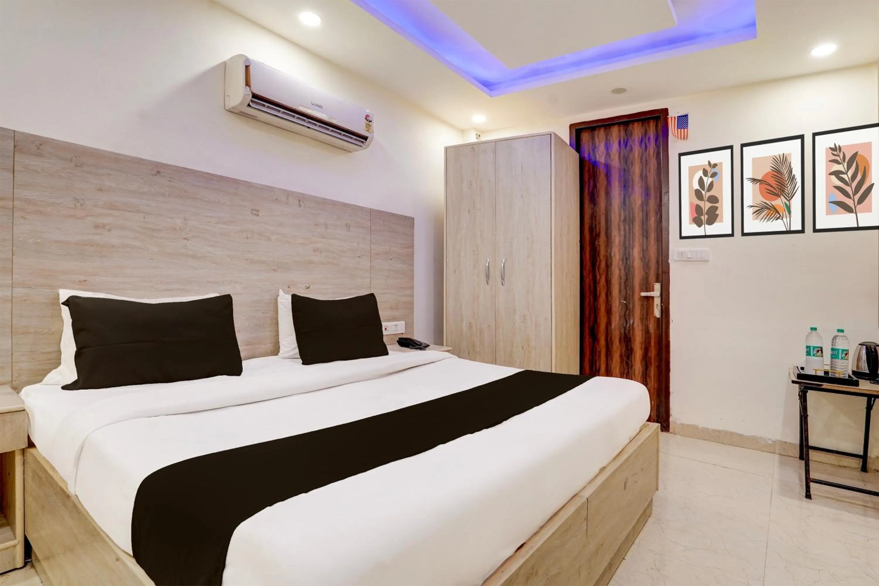 Bedroom in Hotel O Delhi Airport Stay