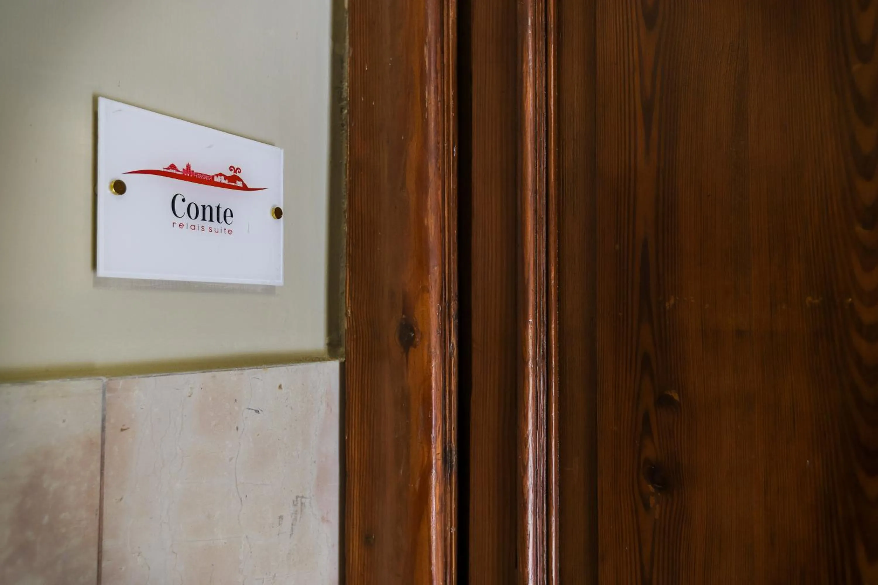 Logo/Certificate/Sign in Conte Relais Suite