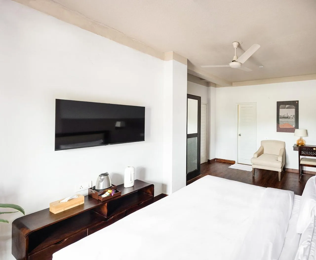 TV and multimedia in Firebrick Boutique Residences - AMETHYST HOUSE