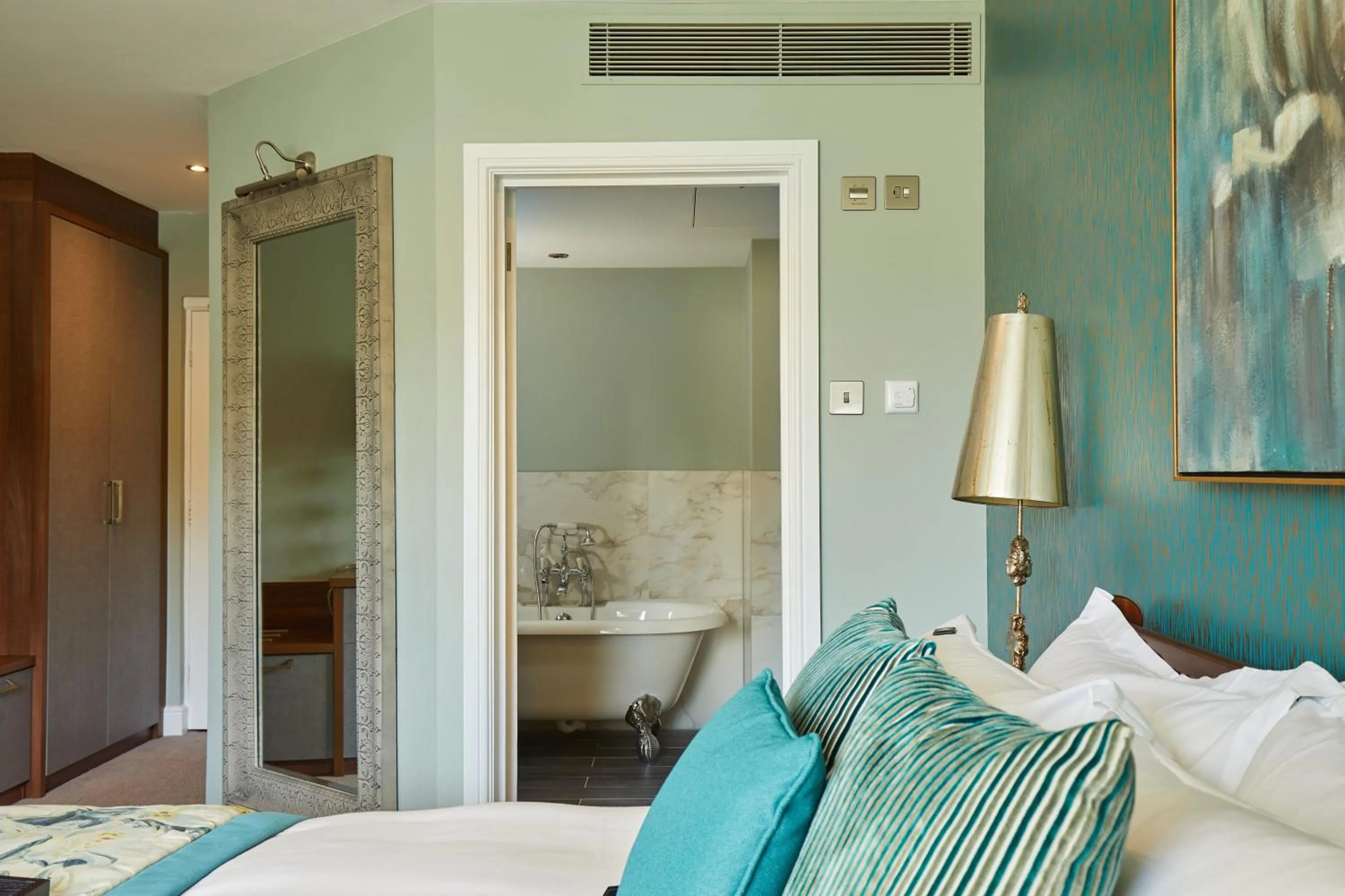 Bedroom, Bed in WorldHotels Distinctive Woughton House Hotel