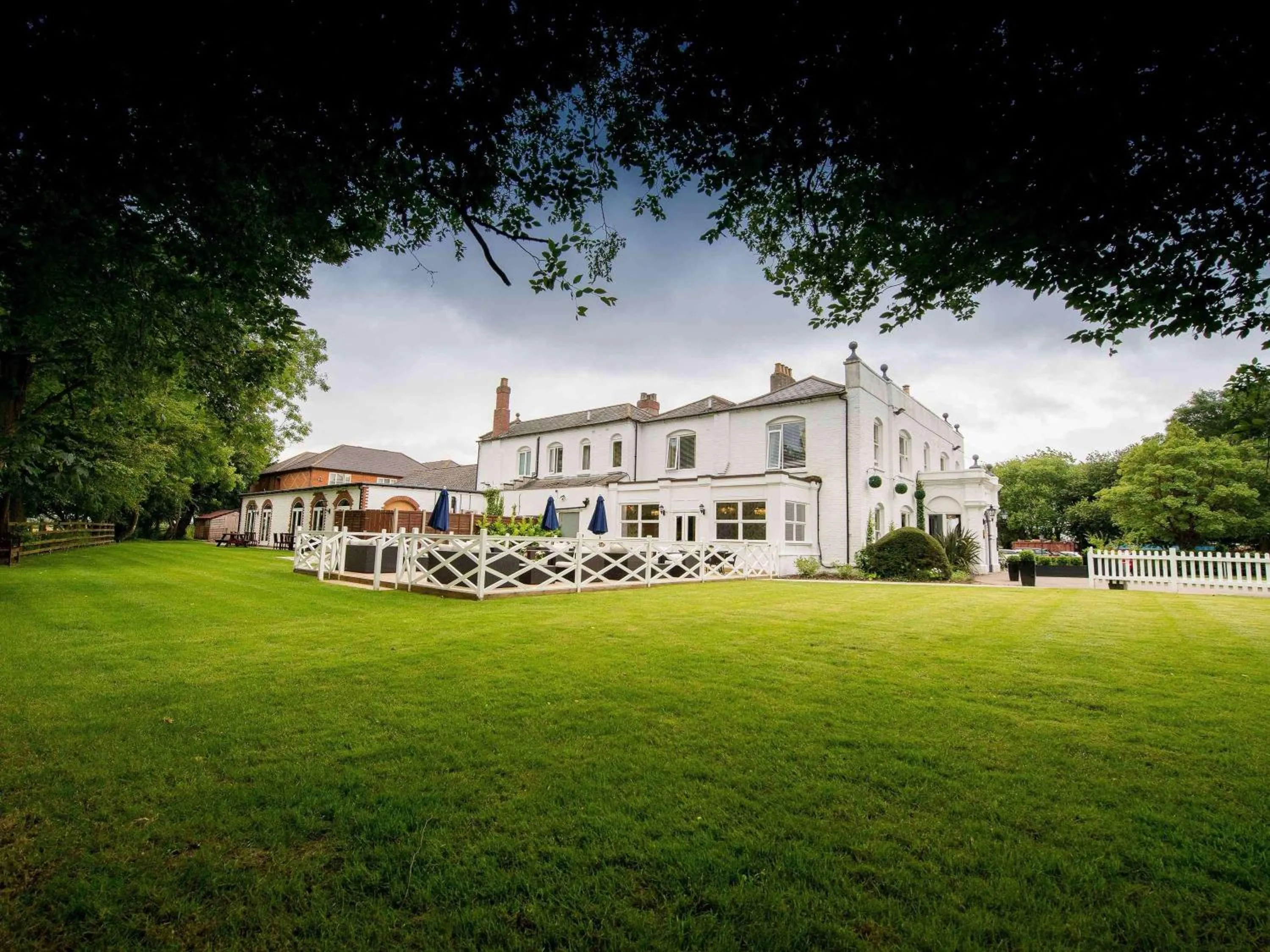 Property building in WorldHotels Distinctive Woughton House Hotel
