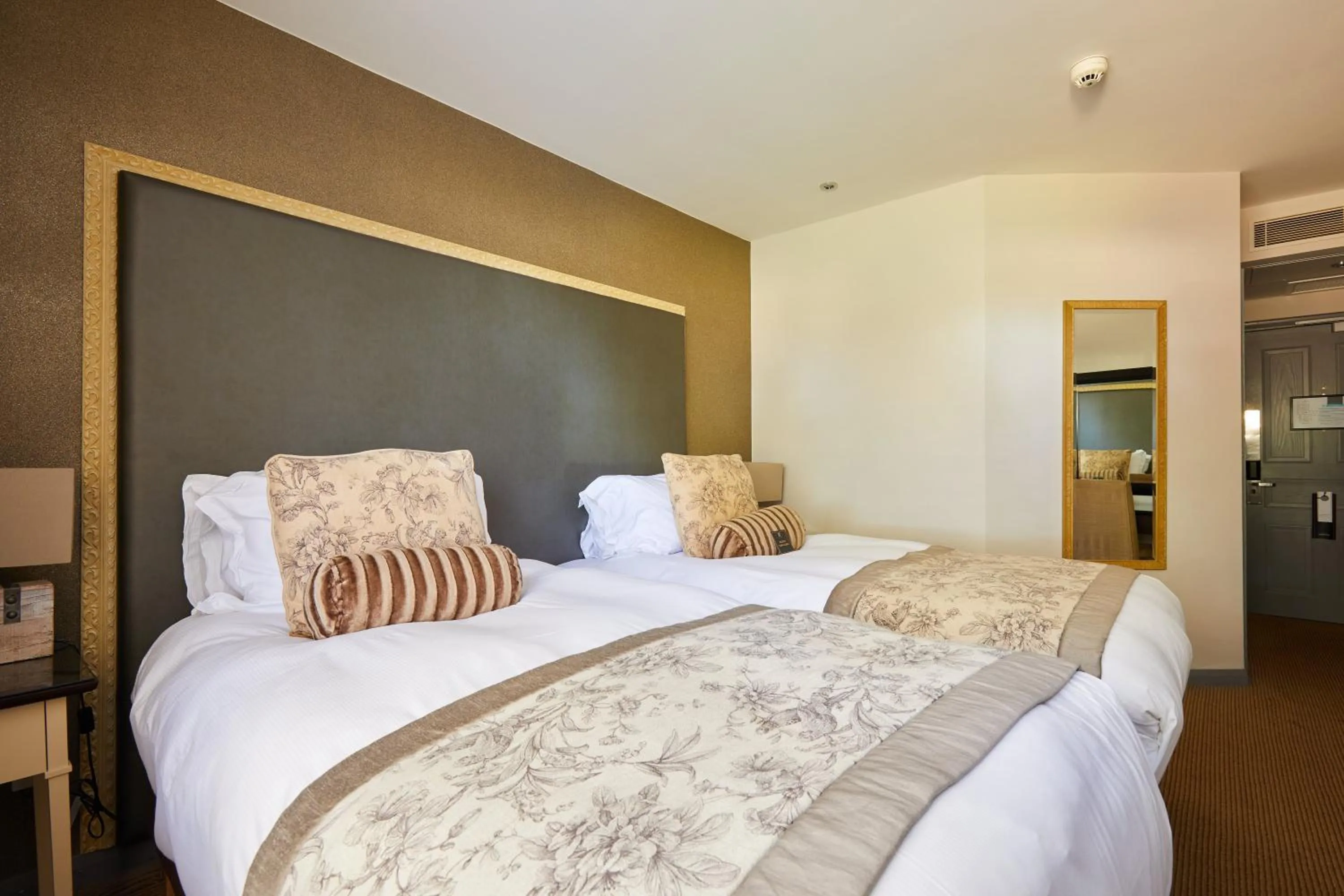 Bedroom, Bed in WorldHotels Distinctive Woughton House Hotel