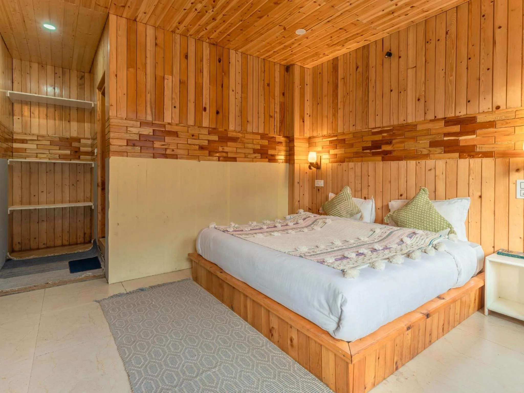 Photo of the whole room, Bed in Moustache Shoja, Jibhi