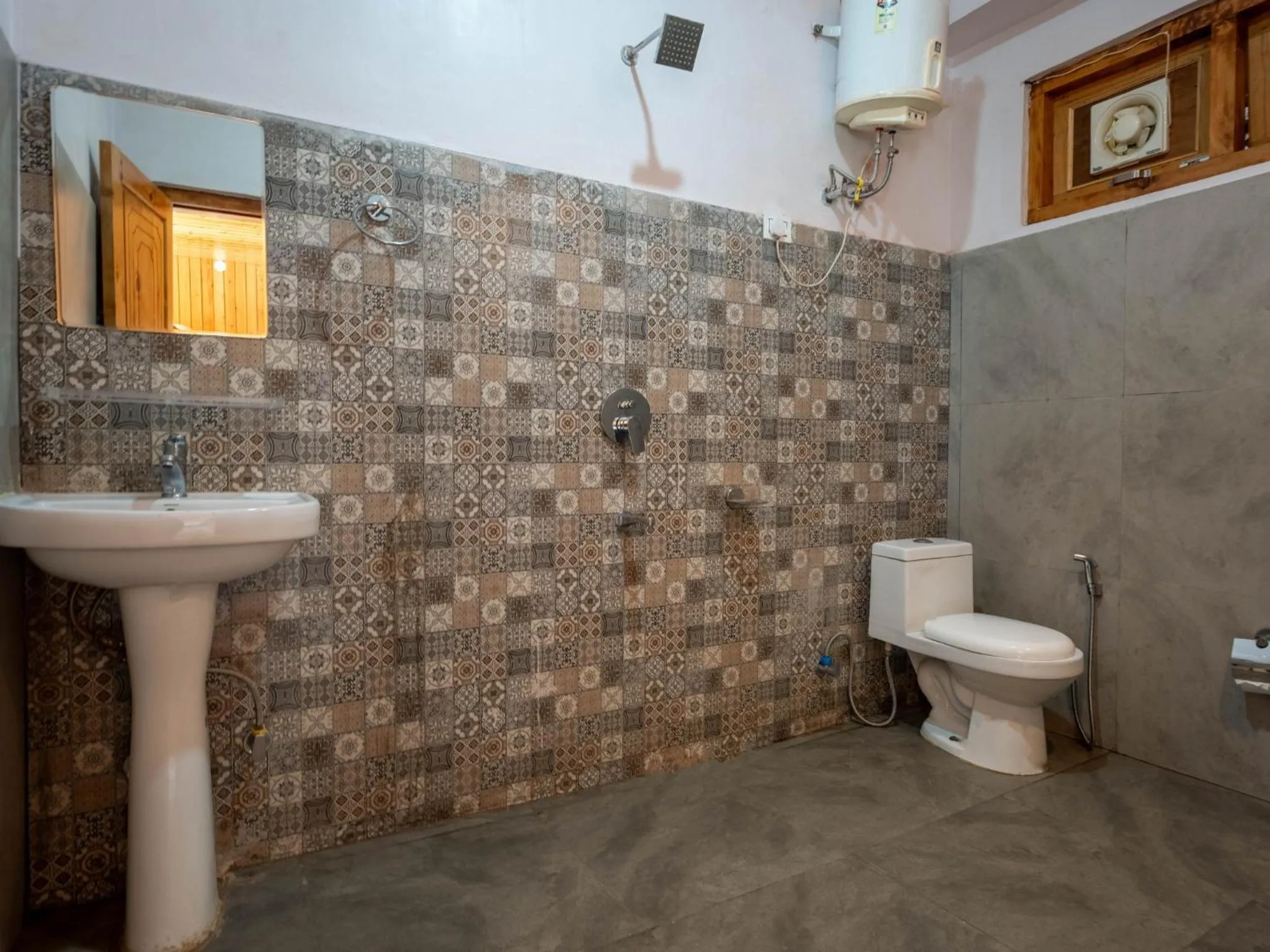 Shower in Moustache Shoja, Jibhi