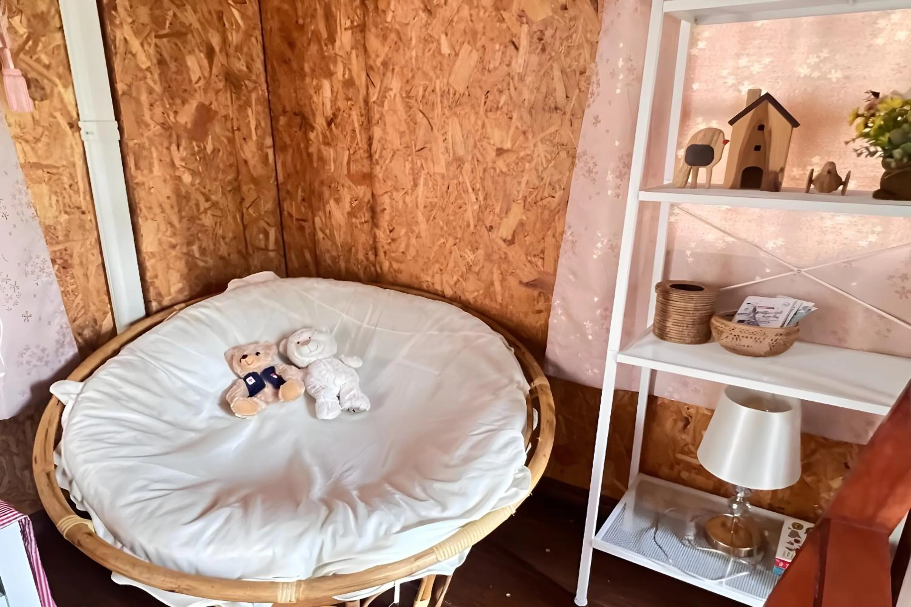 Seating area, Bed in Rat Min House