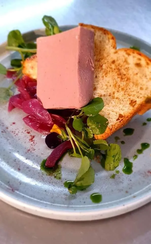 Restaurant/places to eat in The Walnut Tree Hotel