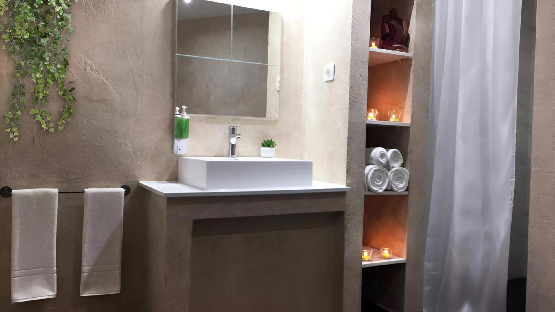 Shower in Csiki Hotel