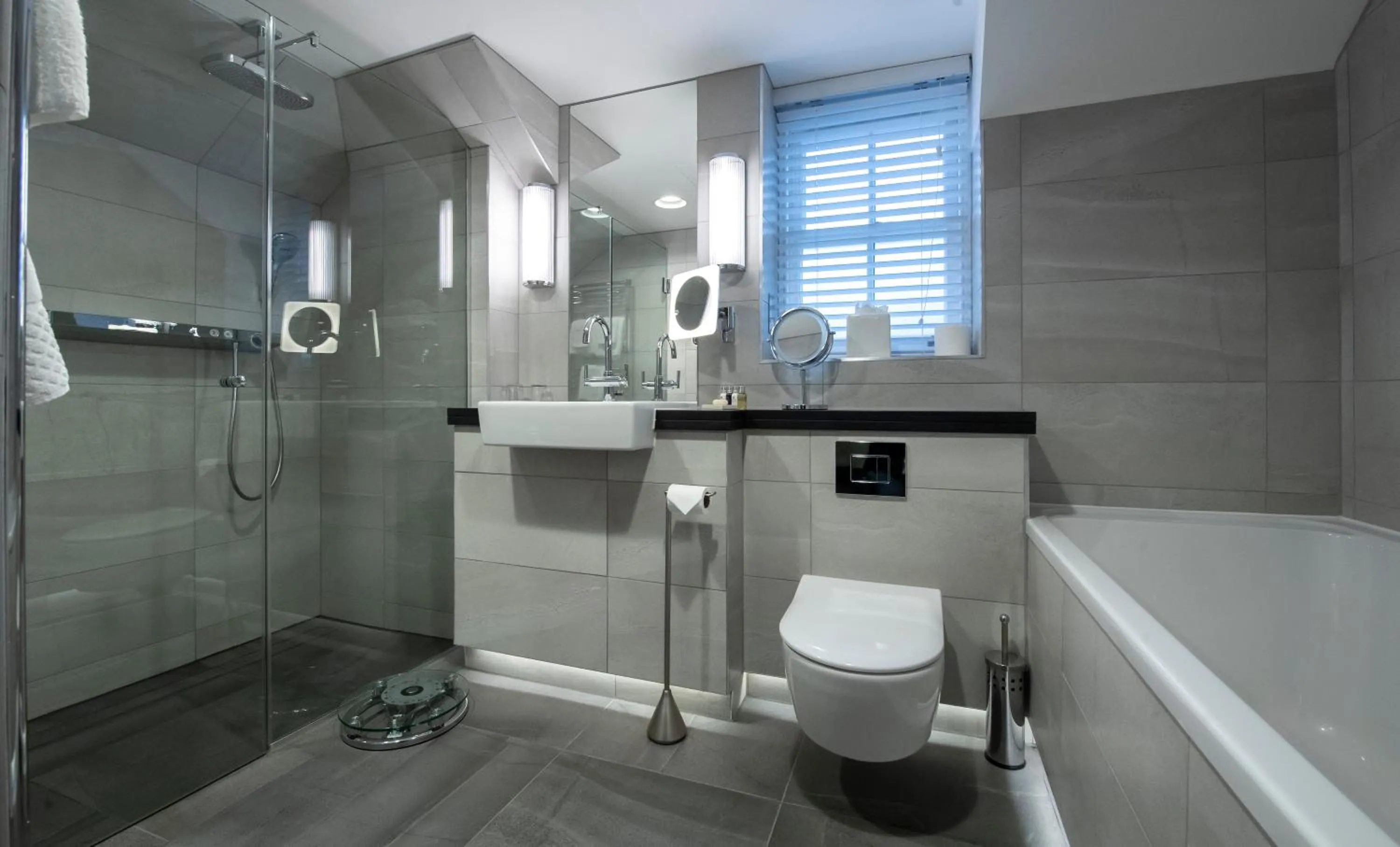 Bathroom in Bedford Lodge Hotel & Spa