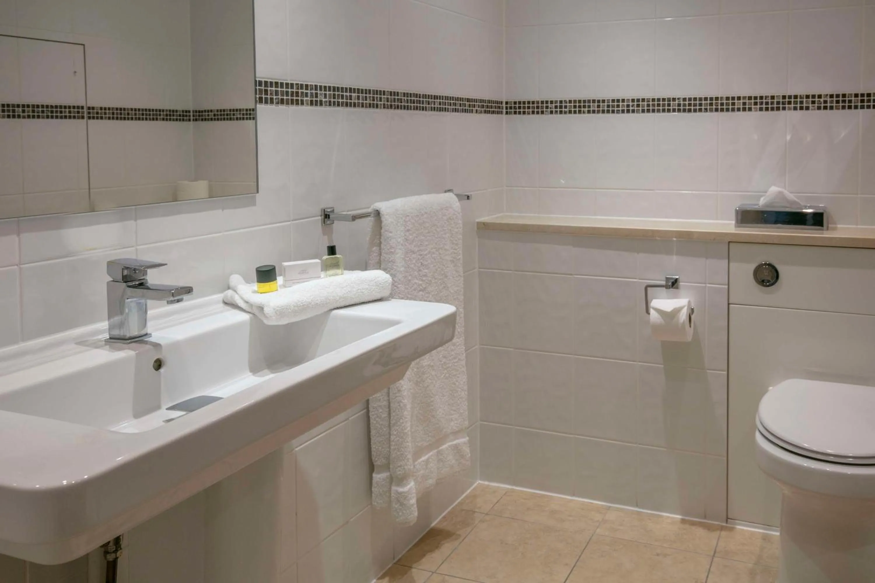 Bathroom in Best Western Heath Court Hotel