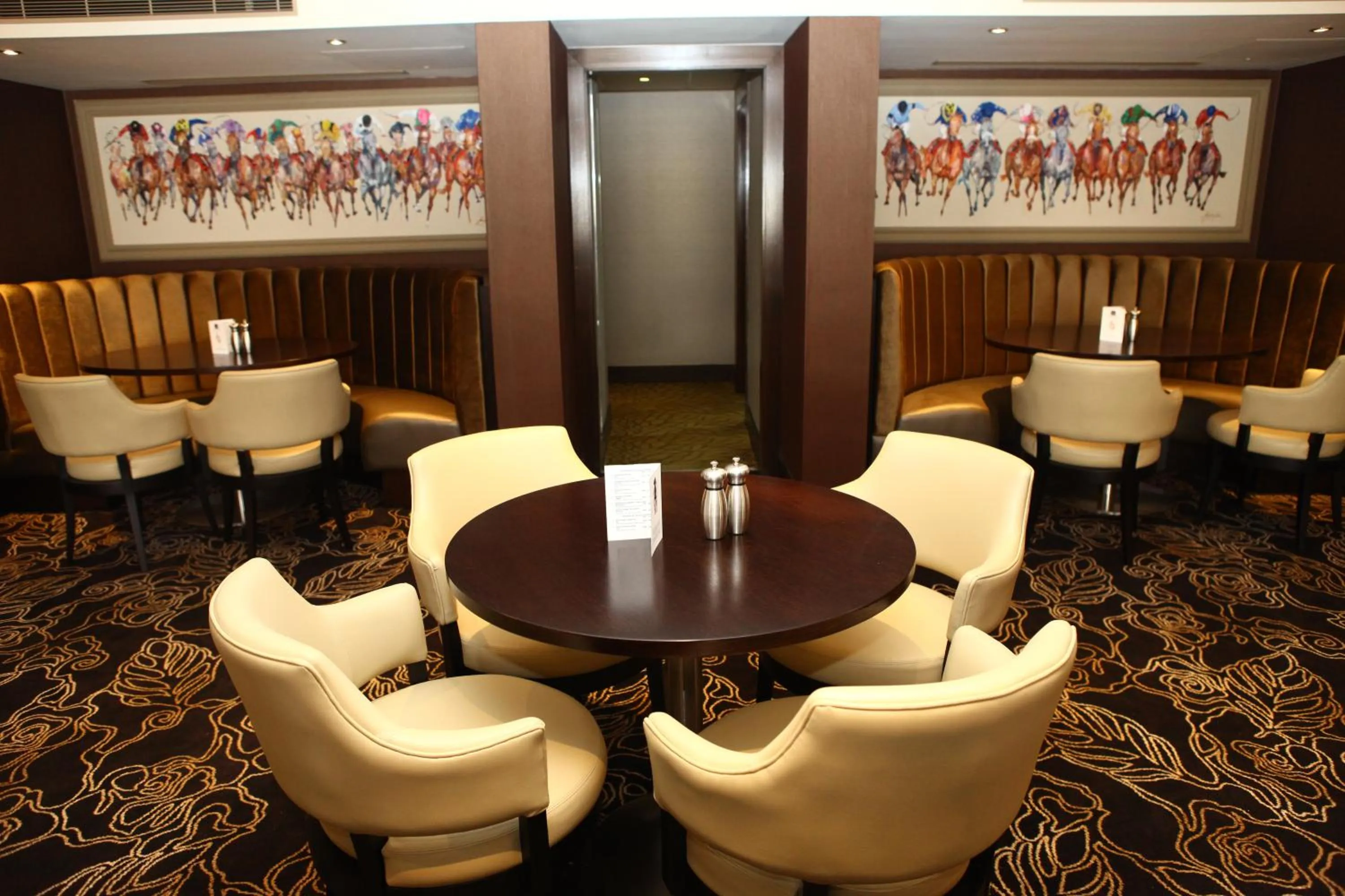 Lounge or bar in Best Western Heath Court Hotel