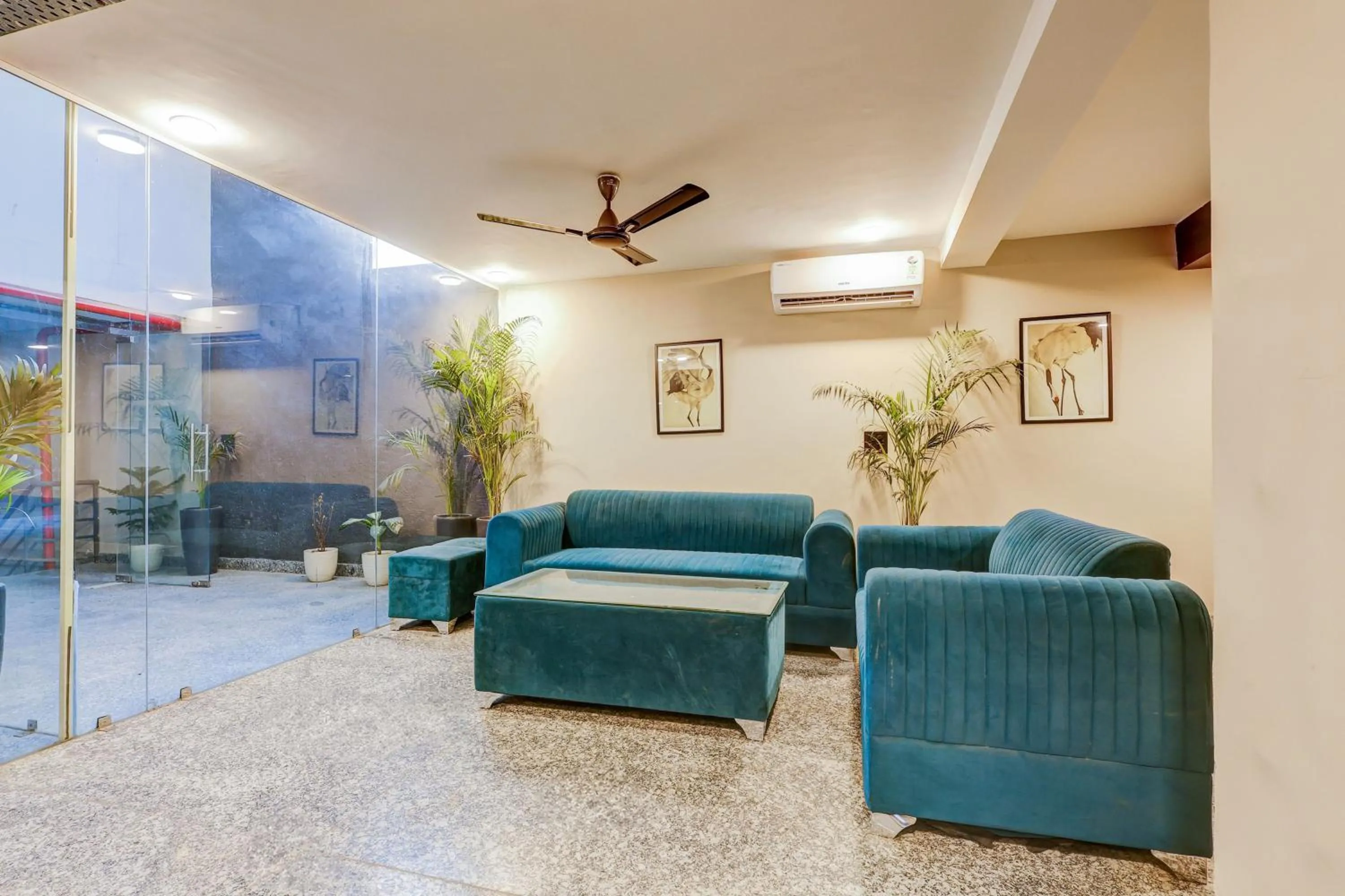 Restaurant/places to eat in Super Townhouse Oak Udyog Vihar