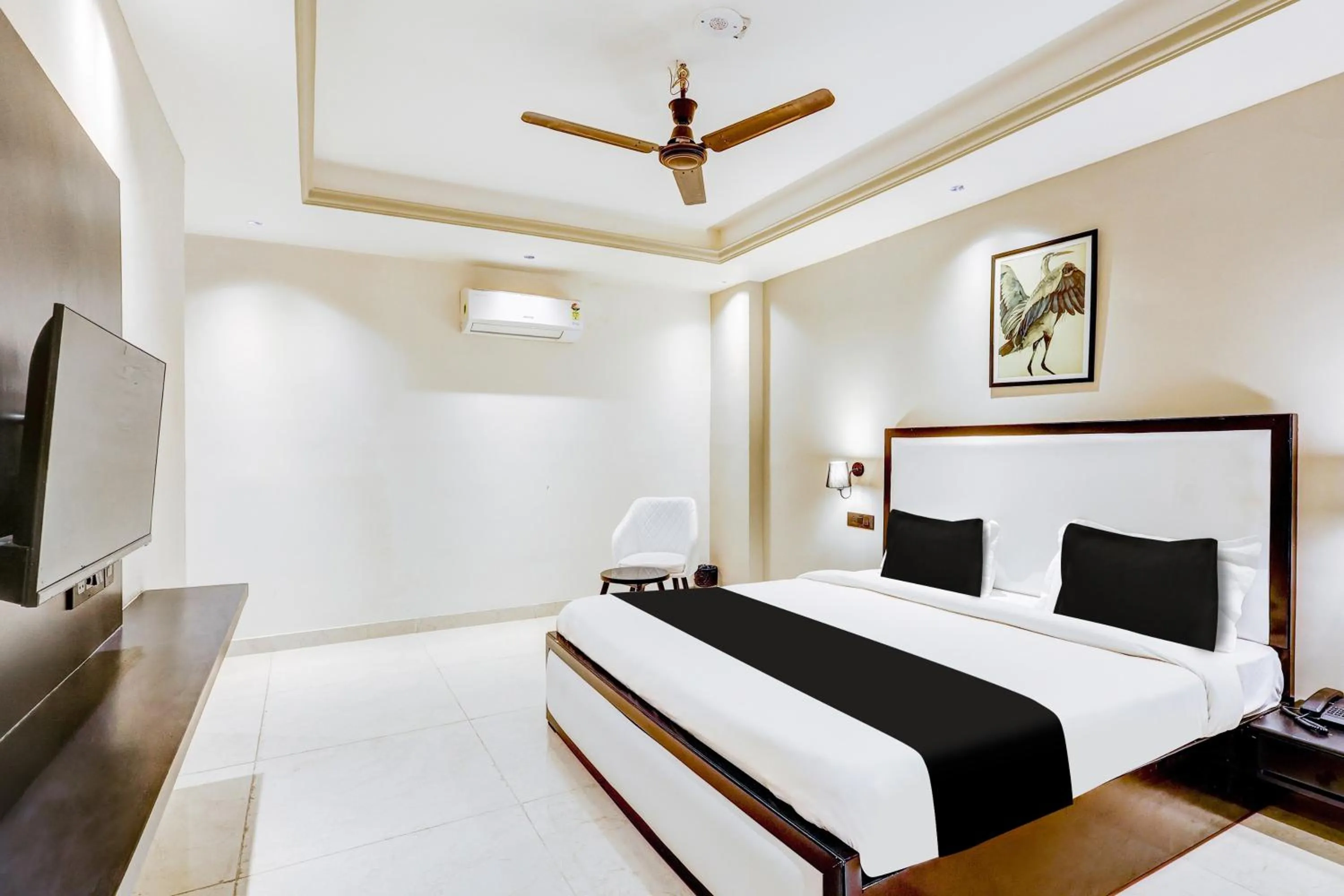 Bedroom, Bed in Super Townhouse Oak Udyog Vihar