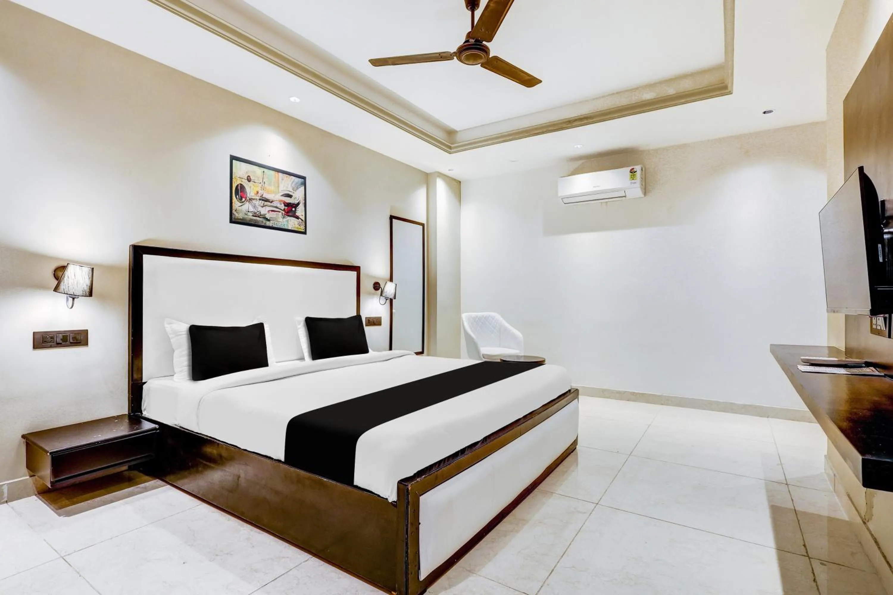 Bedroom, Bed in Super Townhouse Oak Udyog Vihar