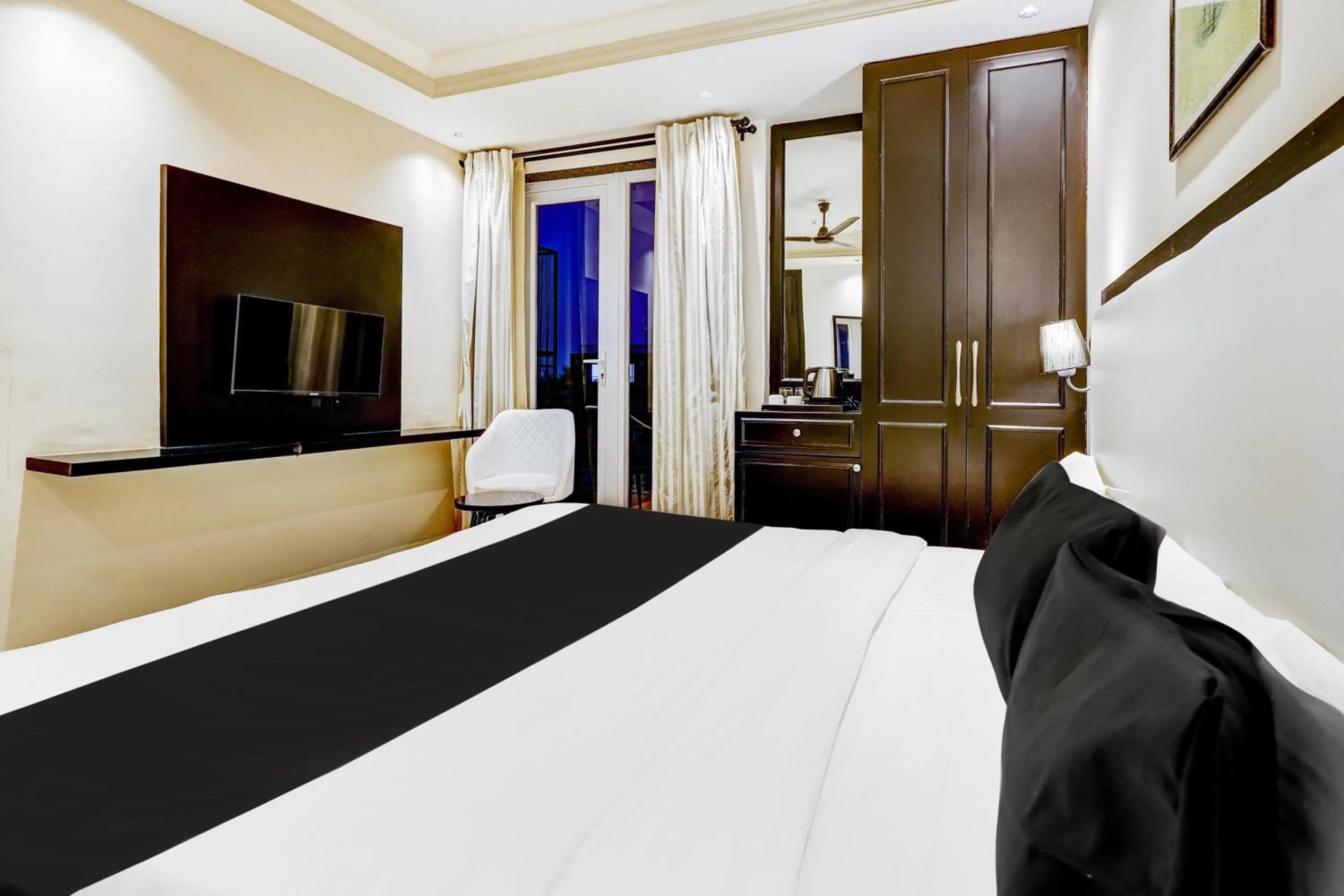 Bedroom, Bed in Super Townhouse Oak Udyog Vihar