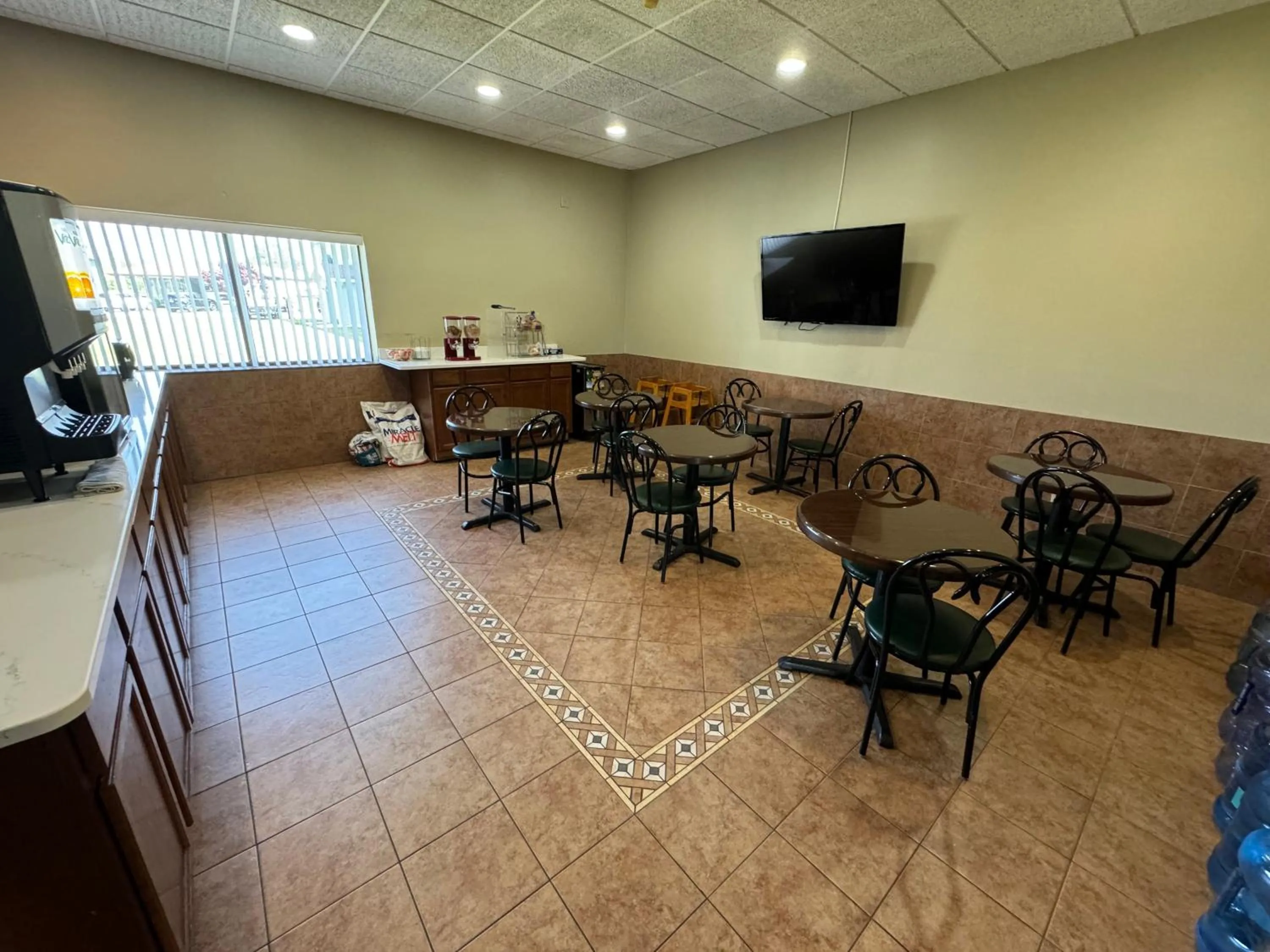 Restaurant/places to eat in South Ridge Inn