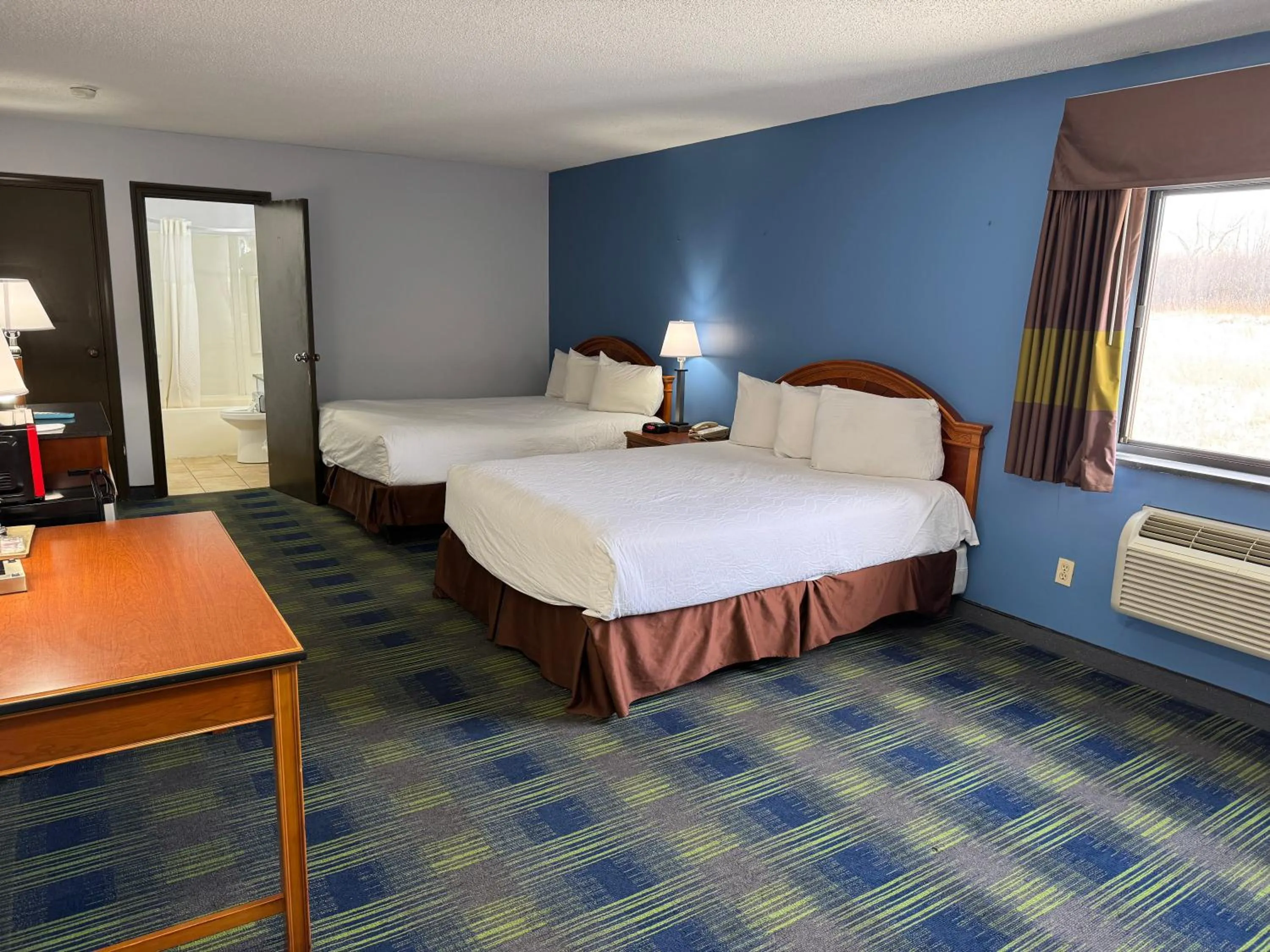 Bed in South Ridge Inn