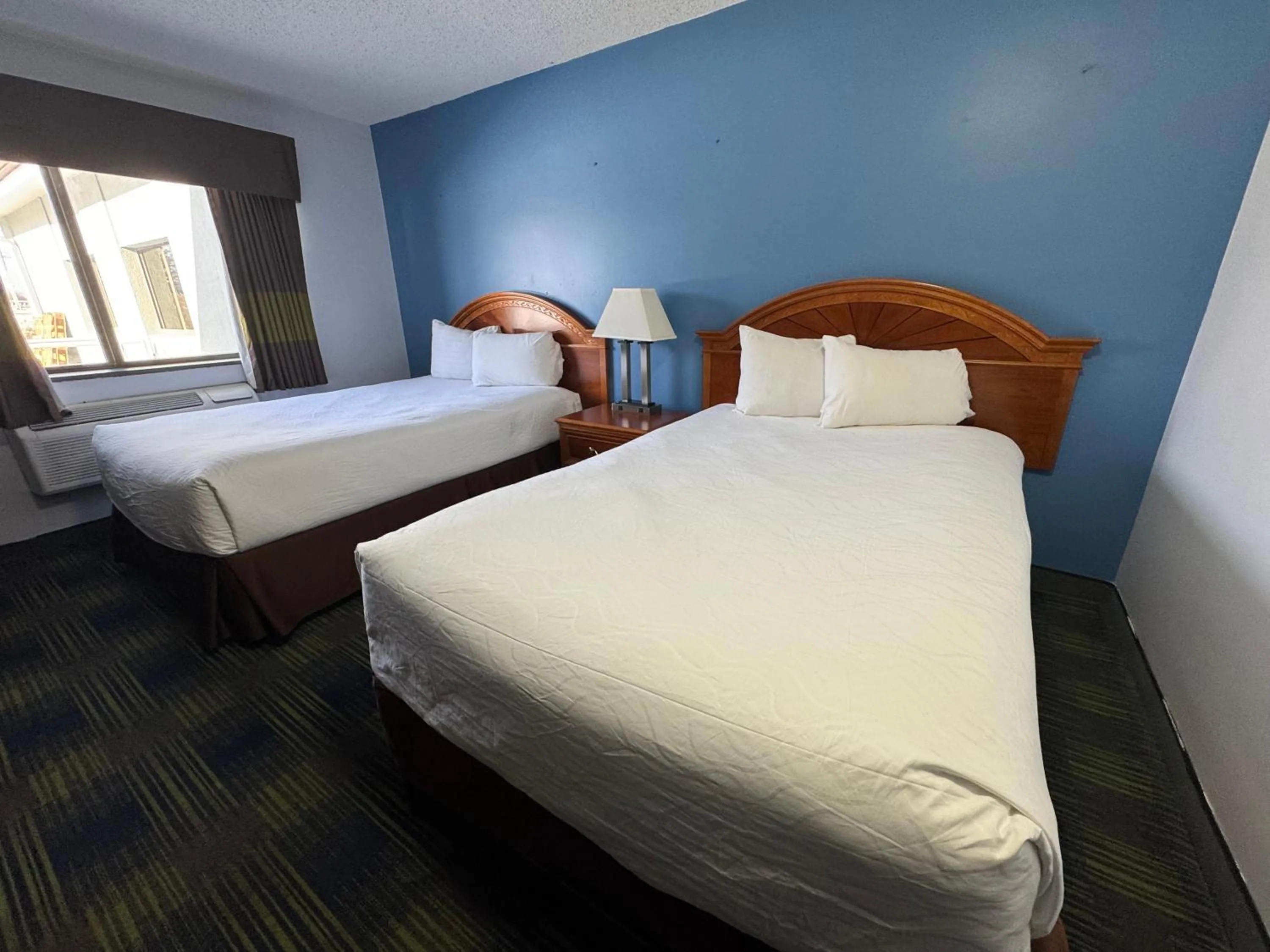 Bed in South Ridge Inn