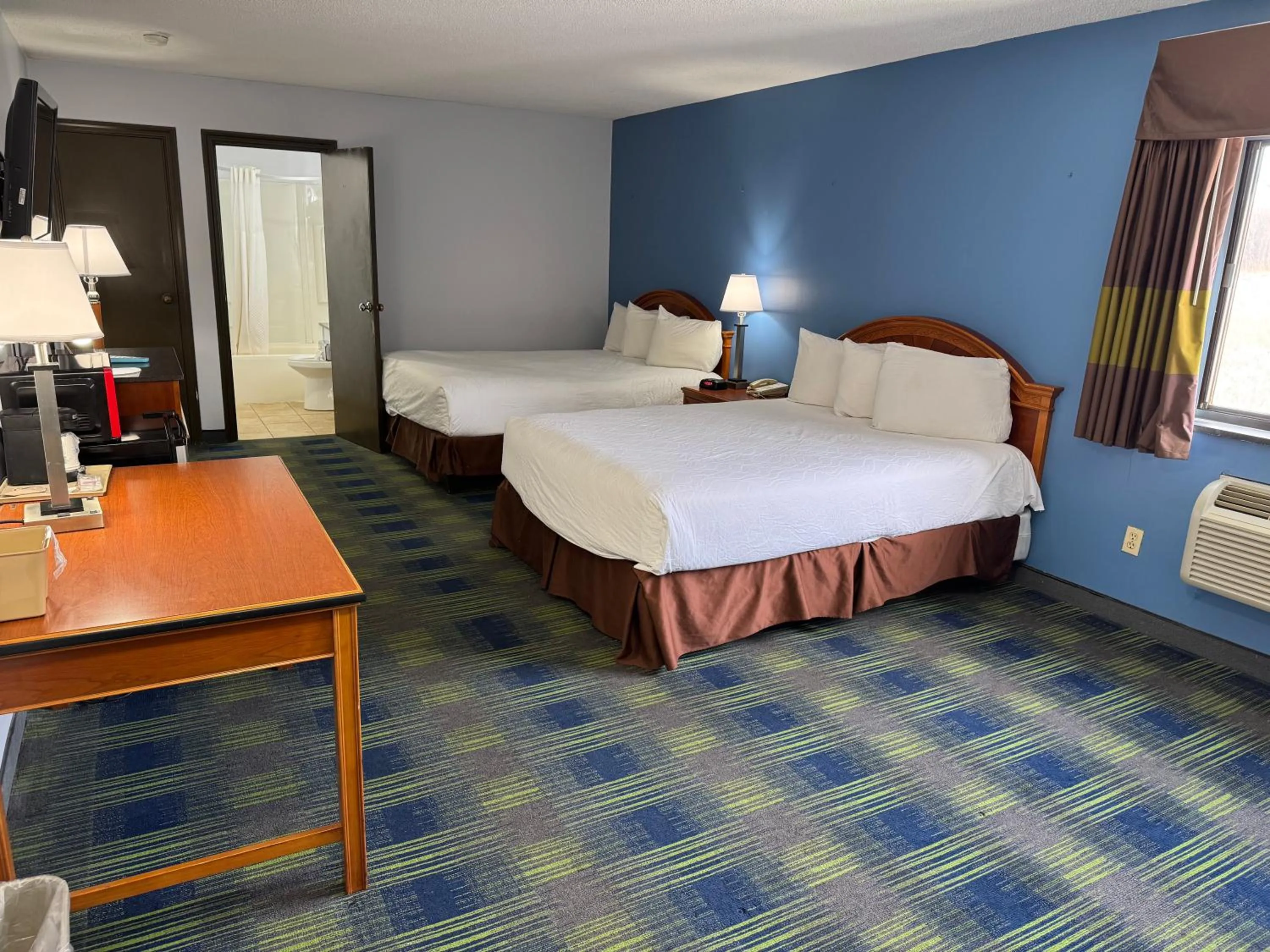 Bed in South Ridge Inn