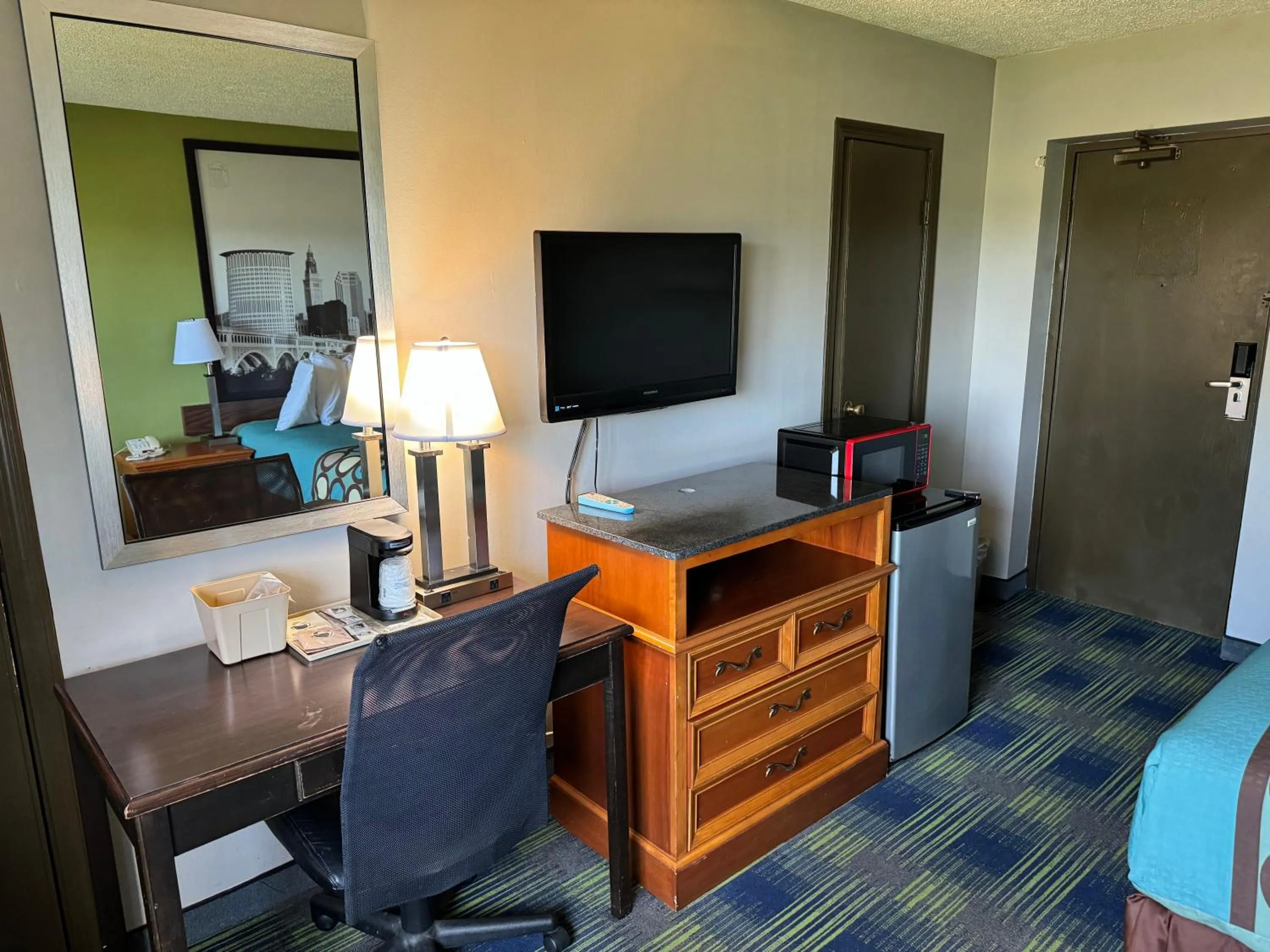 Bed in South Ridge Inn