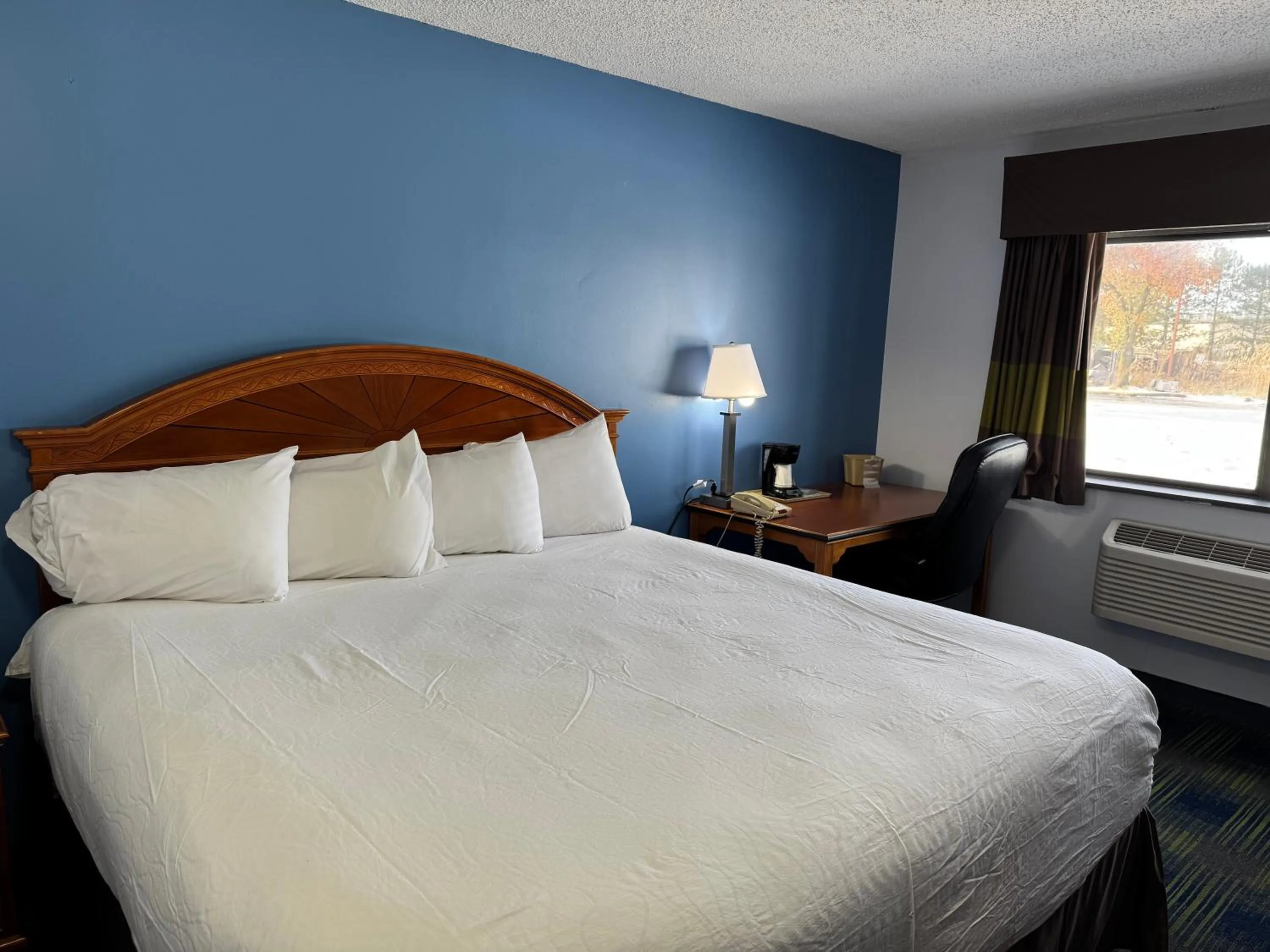 Bed in South Ridge Inn