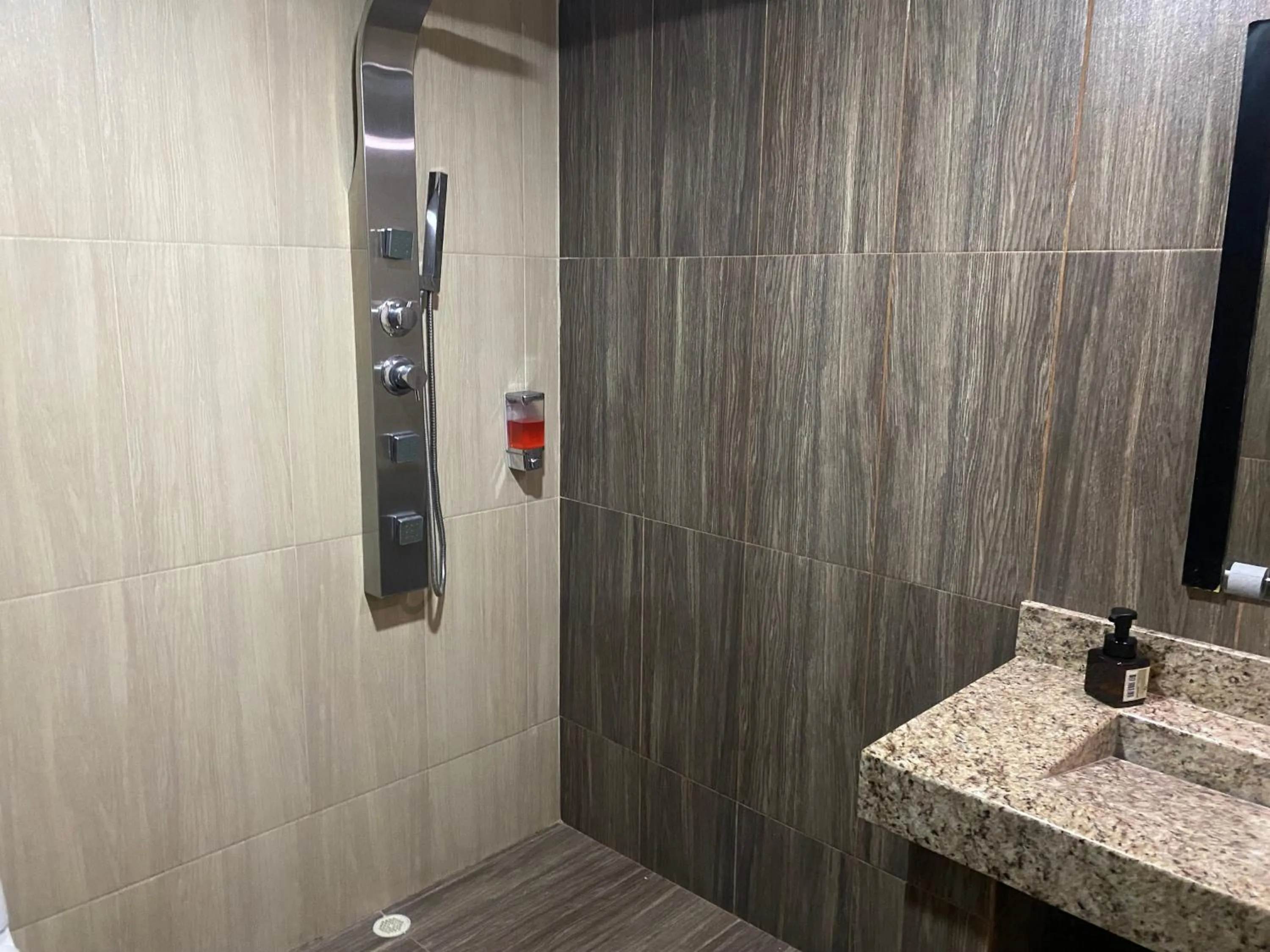 Shower in Hotel deluxe oasis de la colina boutique