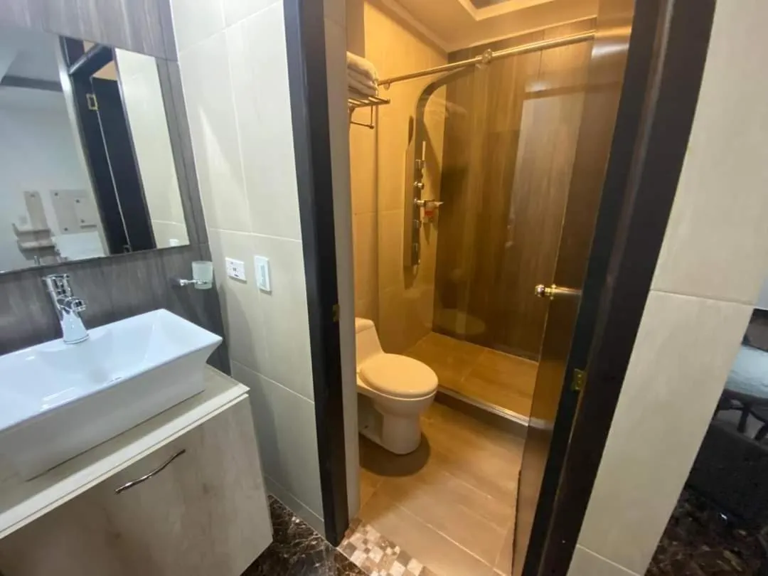 Shower in Hotel deluxe oasis de la colina boutique