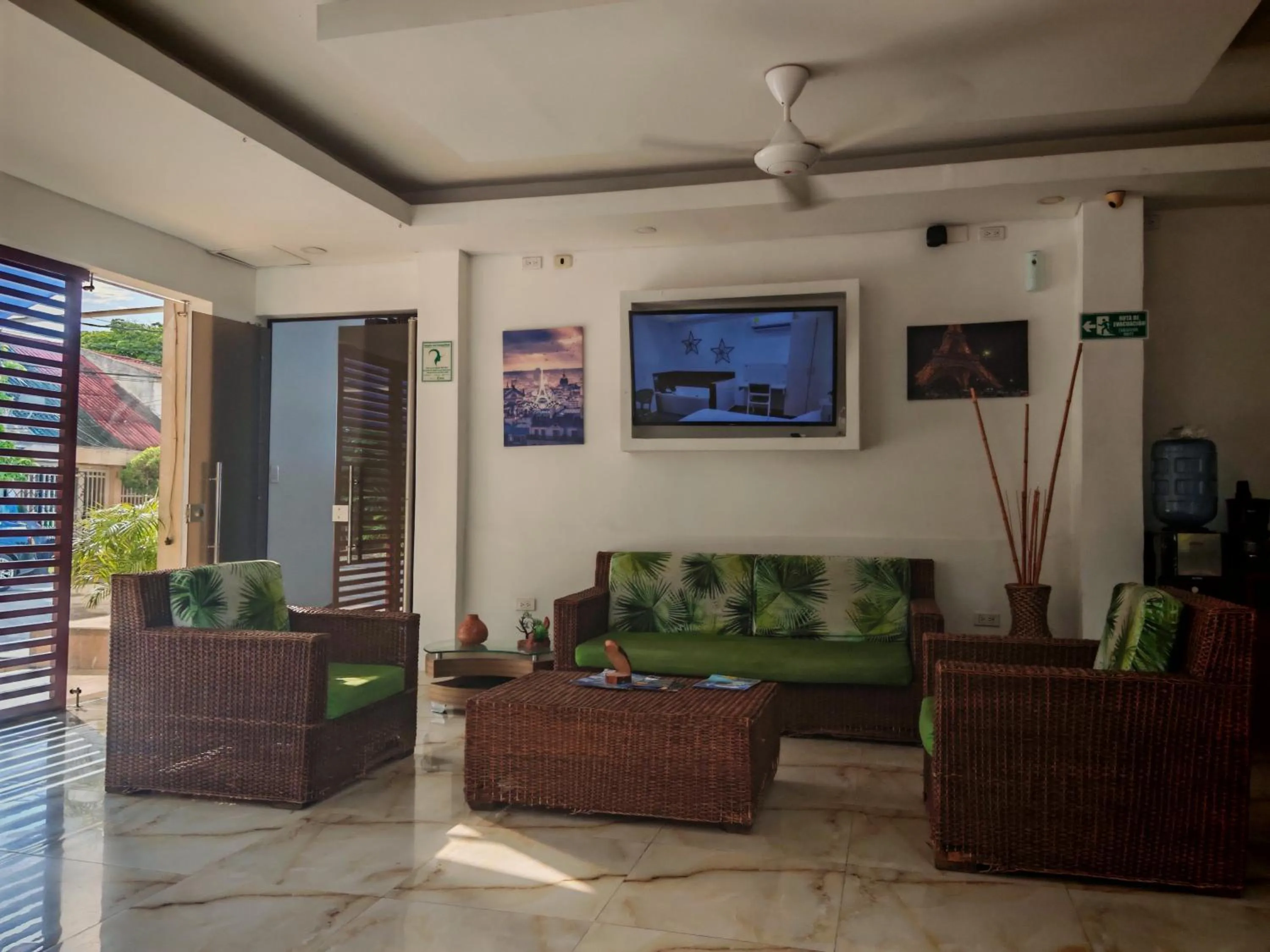 Communal lounge/ TV room in Hotel deluxe oasis de la colina boutique