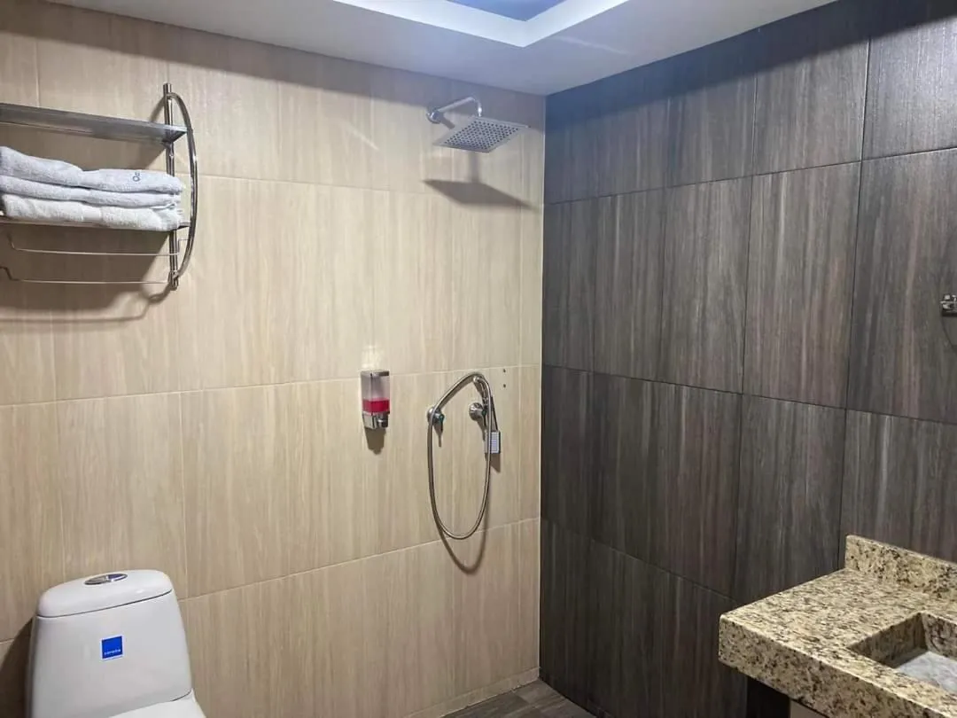 Shower in Hotel deluxe oasis de la colina boutique