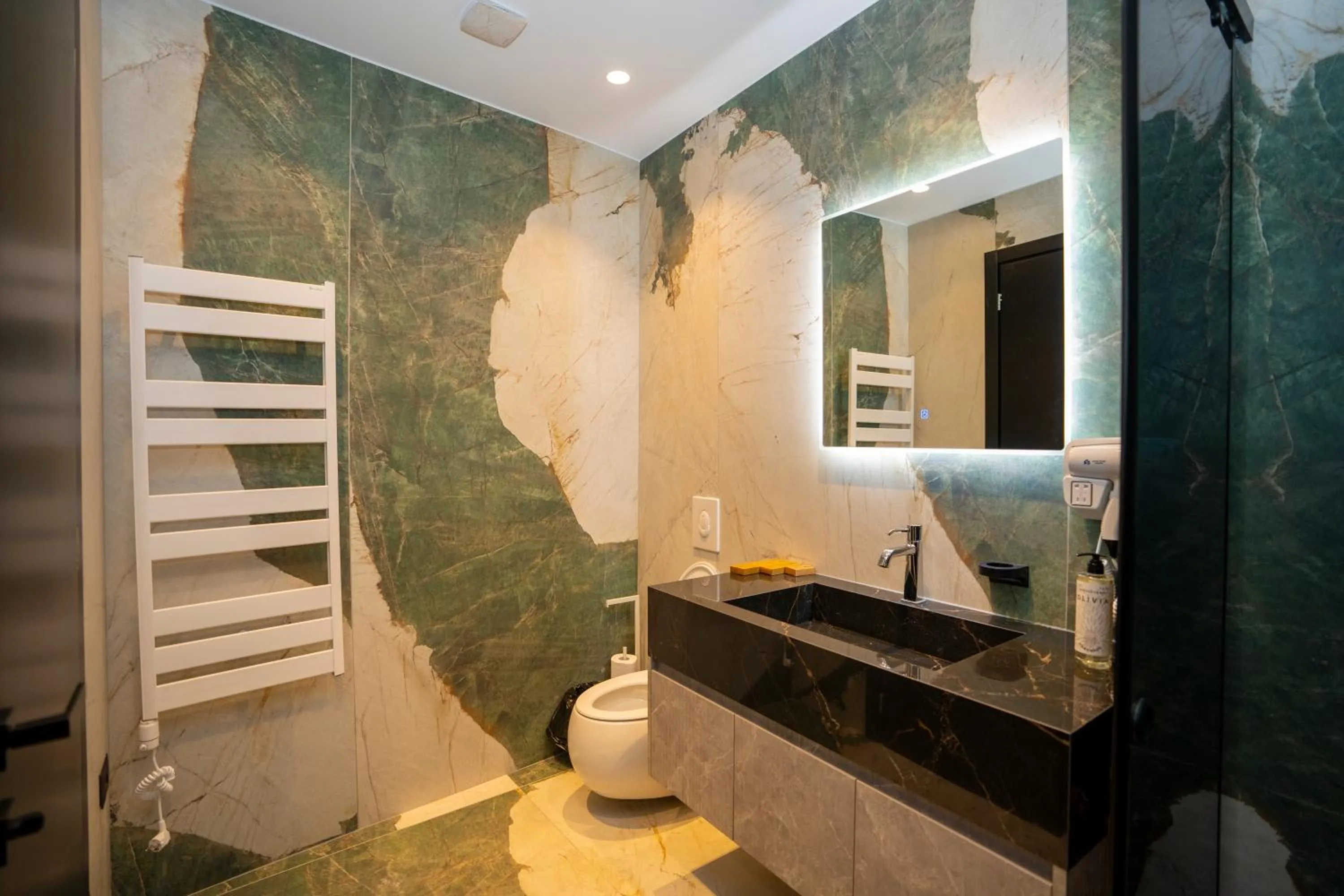 Shower in Hotel Consul