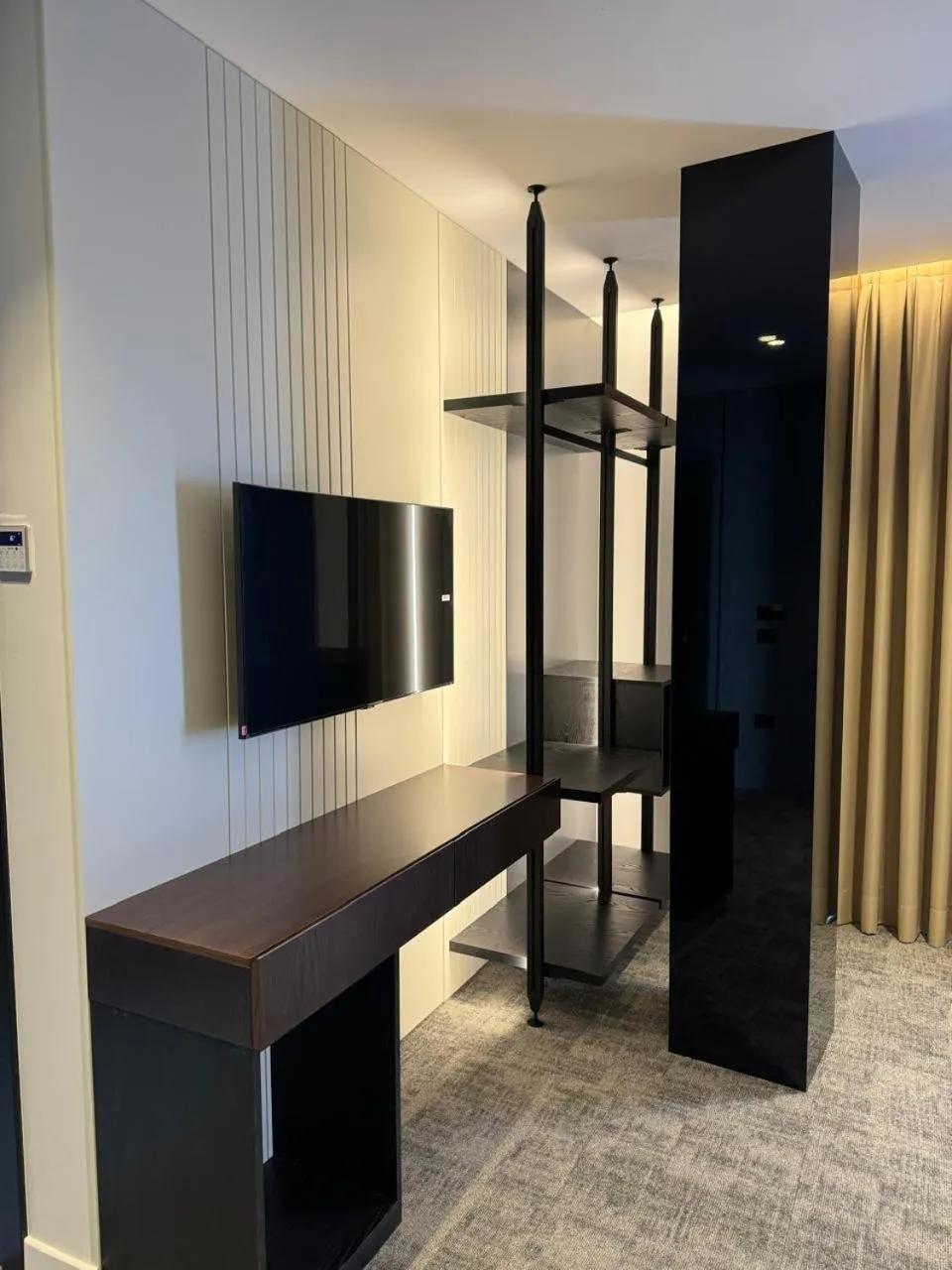 wardrobe, Bed in Hotel Consul