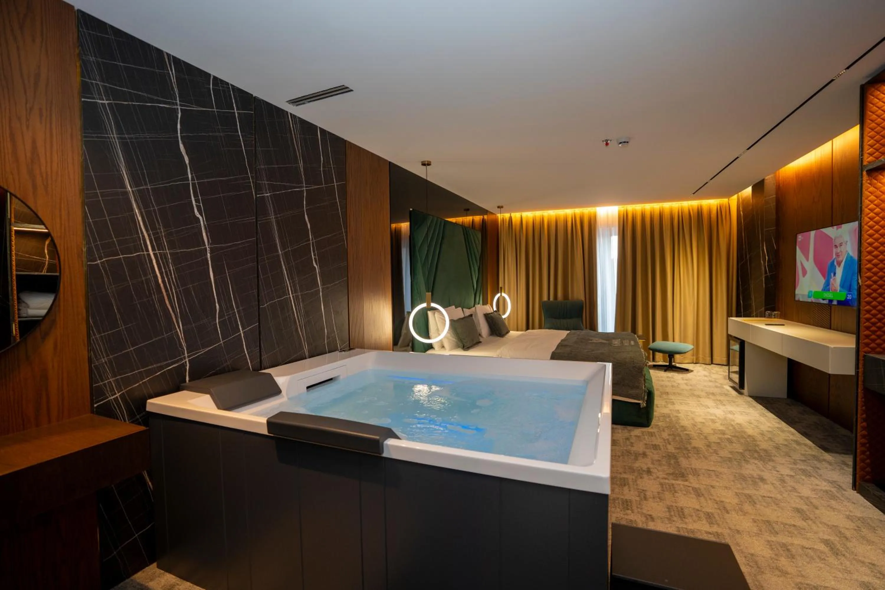 Hot Tub in Hotel Consul