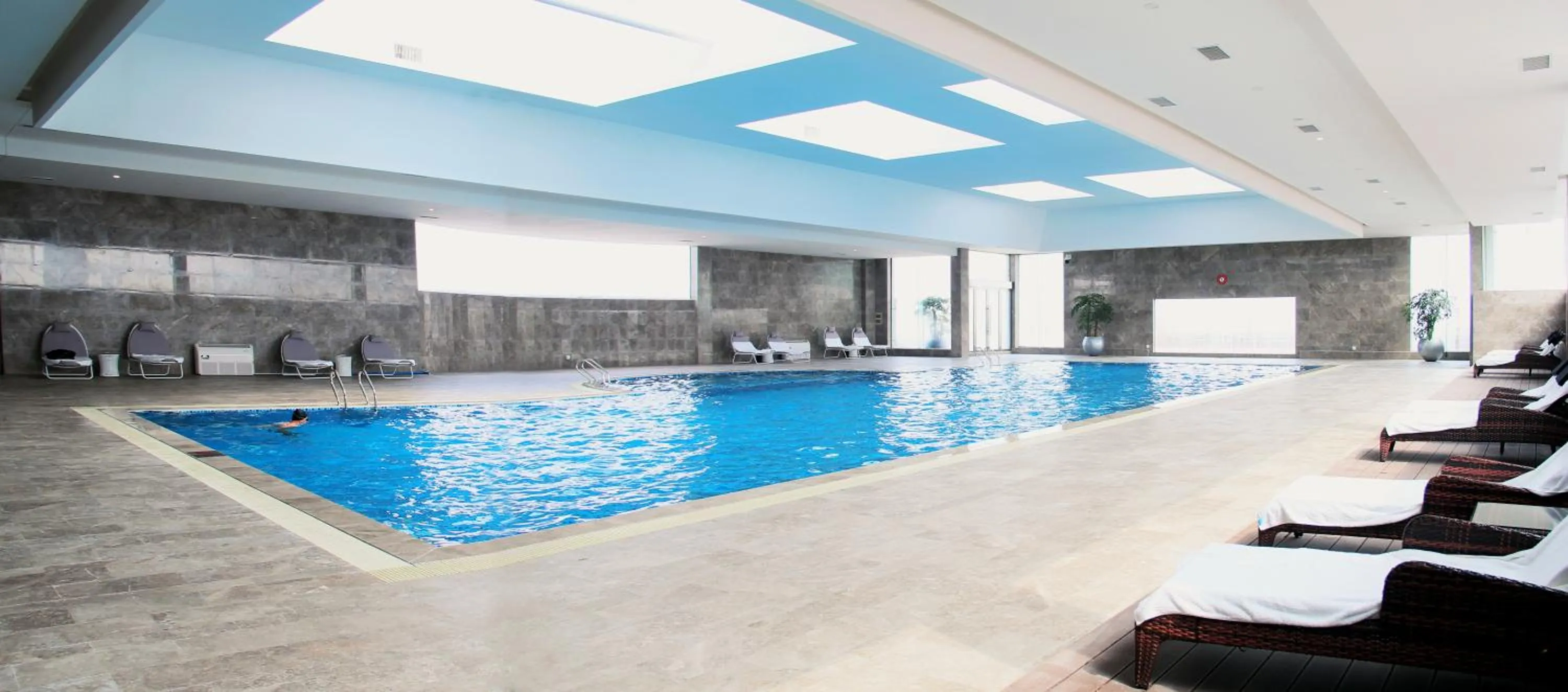 Swimming pool in Swiss Grand Nanchang