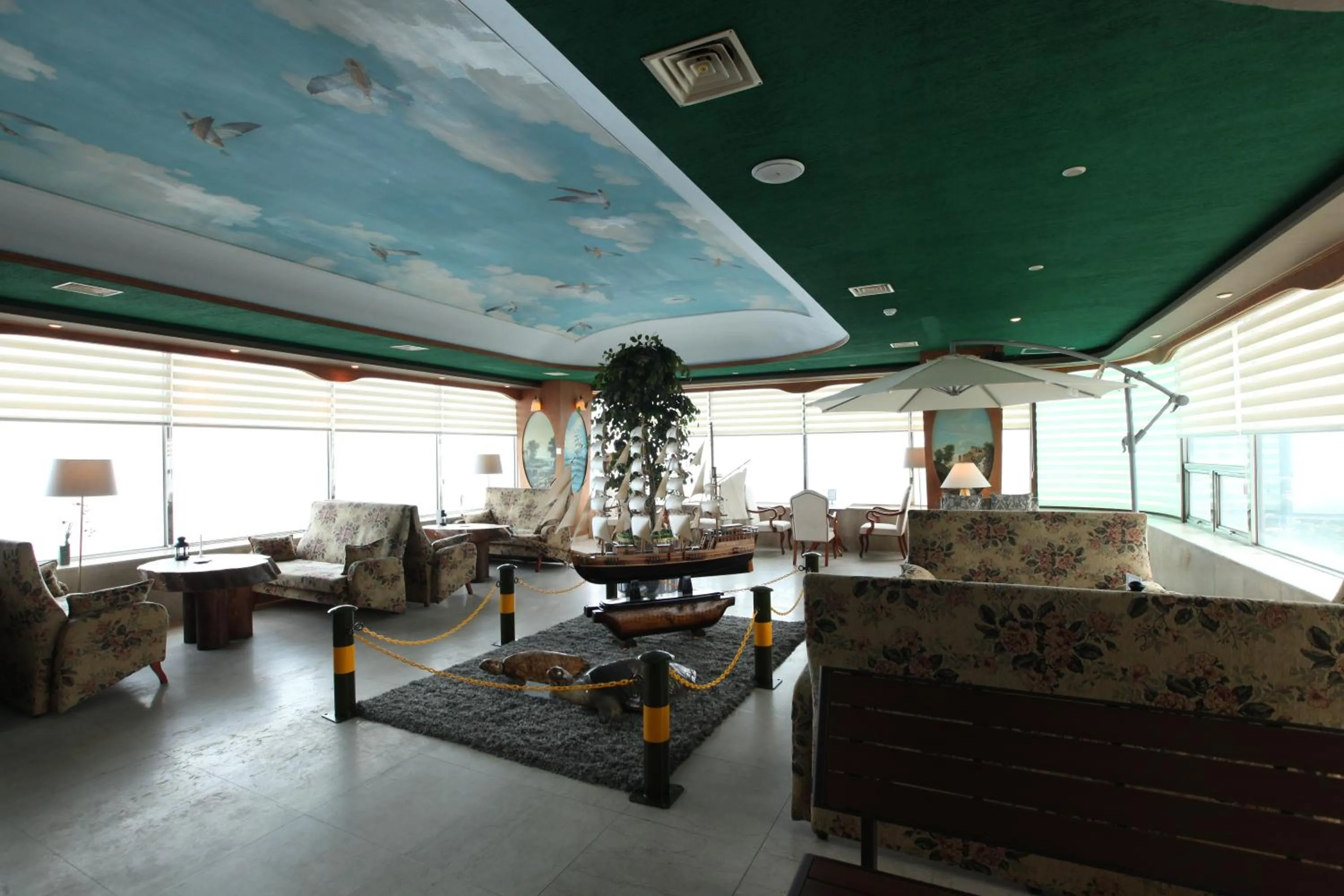 Lounge or bar in Benikea Hotel Mountain & Ocean Daepohang