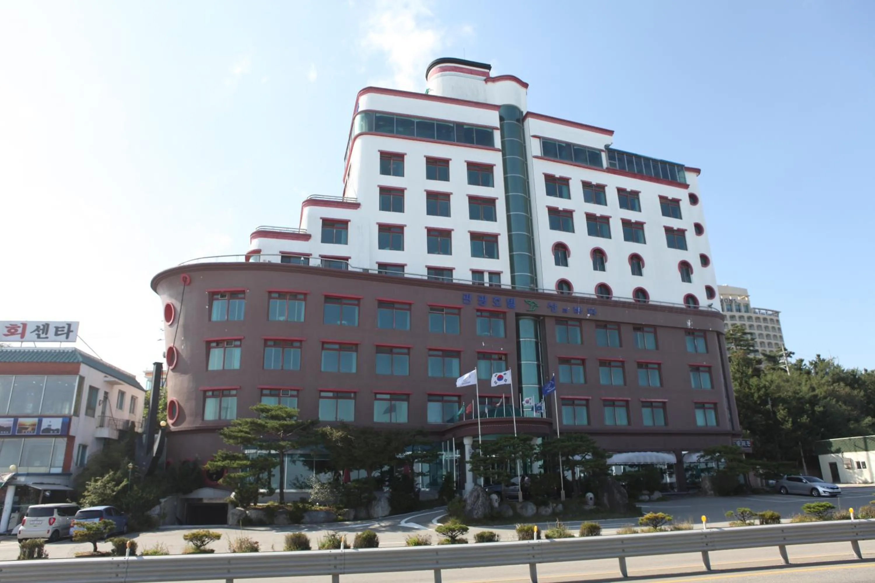 Facade/entrance in Benikea Hotel Mountain & Ocean Daepohang