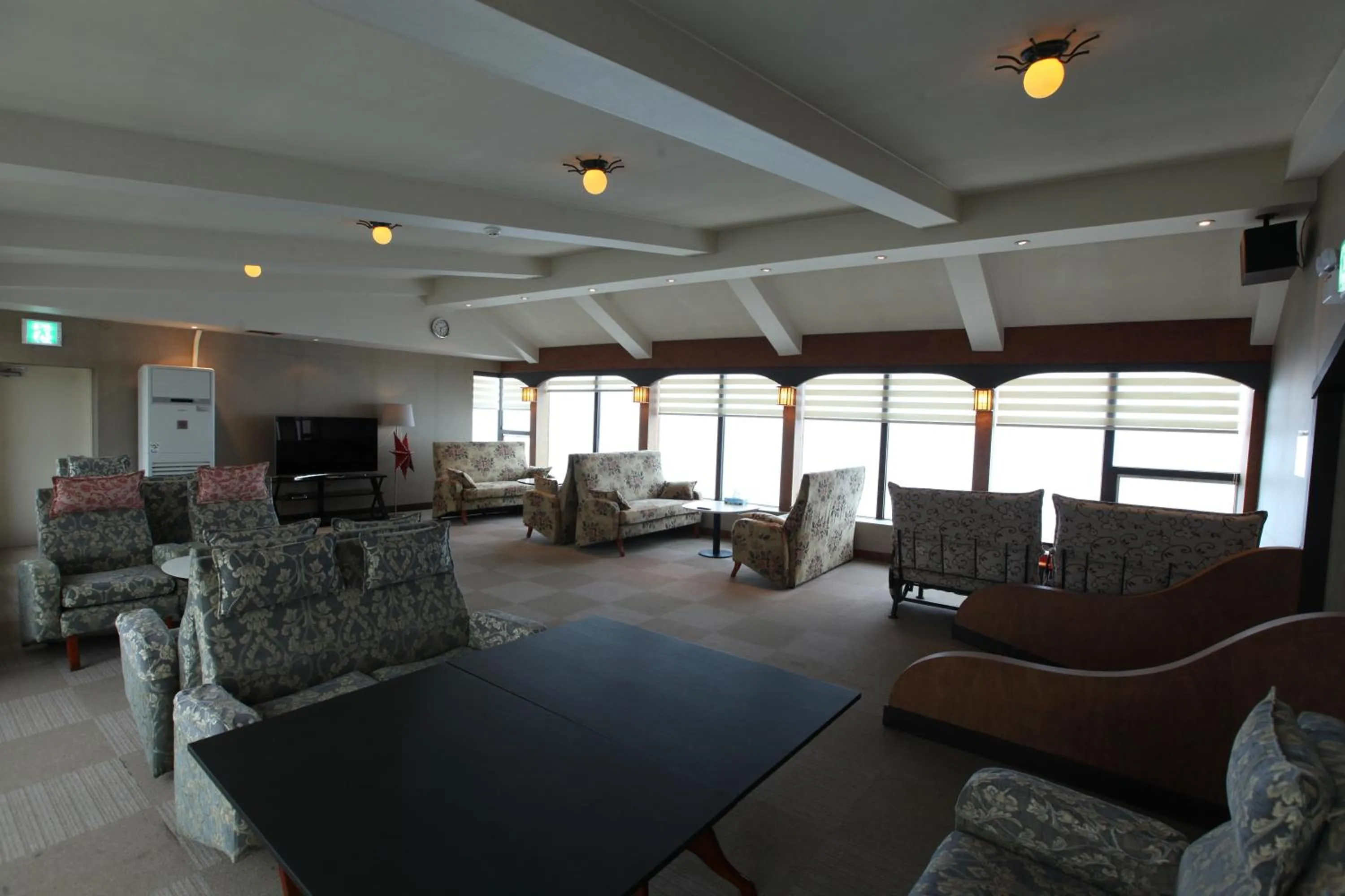 Lounge or bar in Benikea Hotel Mountain & Ocean Daepohang