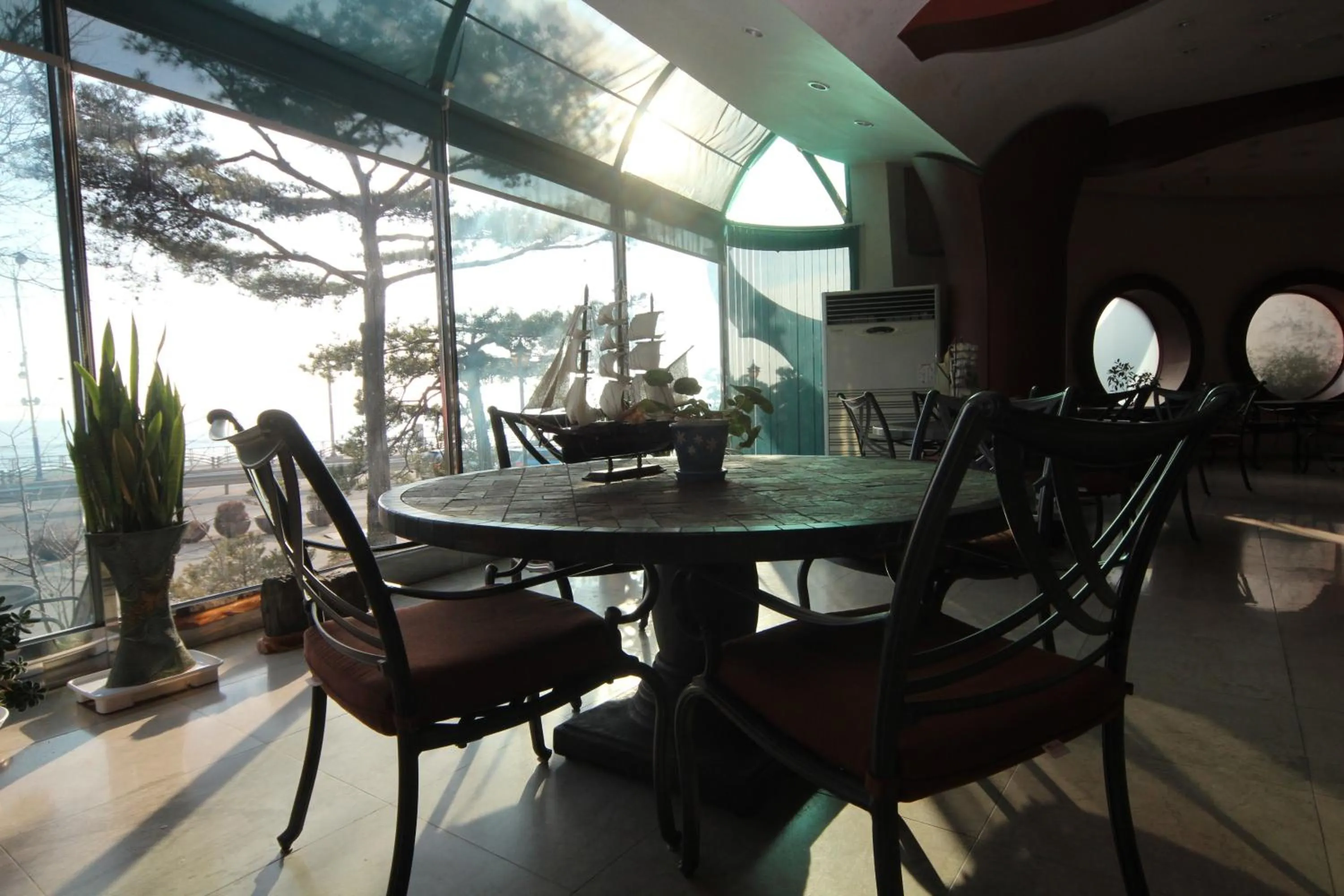 Lounge or bar in Benikea Hotel Mountain & Ocean Daepohang