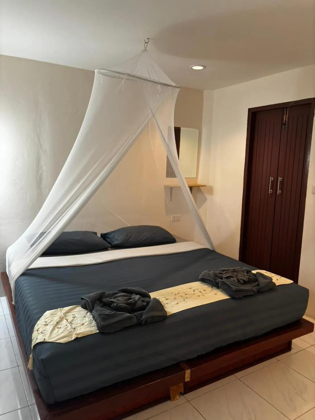 Photo of the whole room, Bed in Khao Sok Jungle Huts Resort