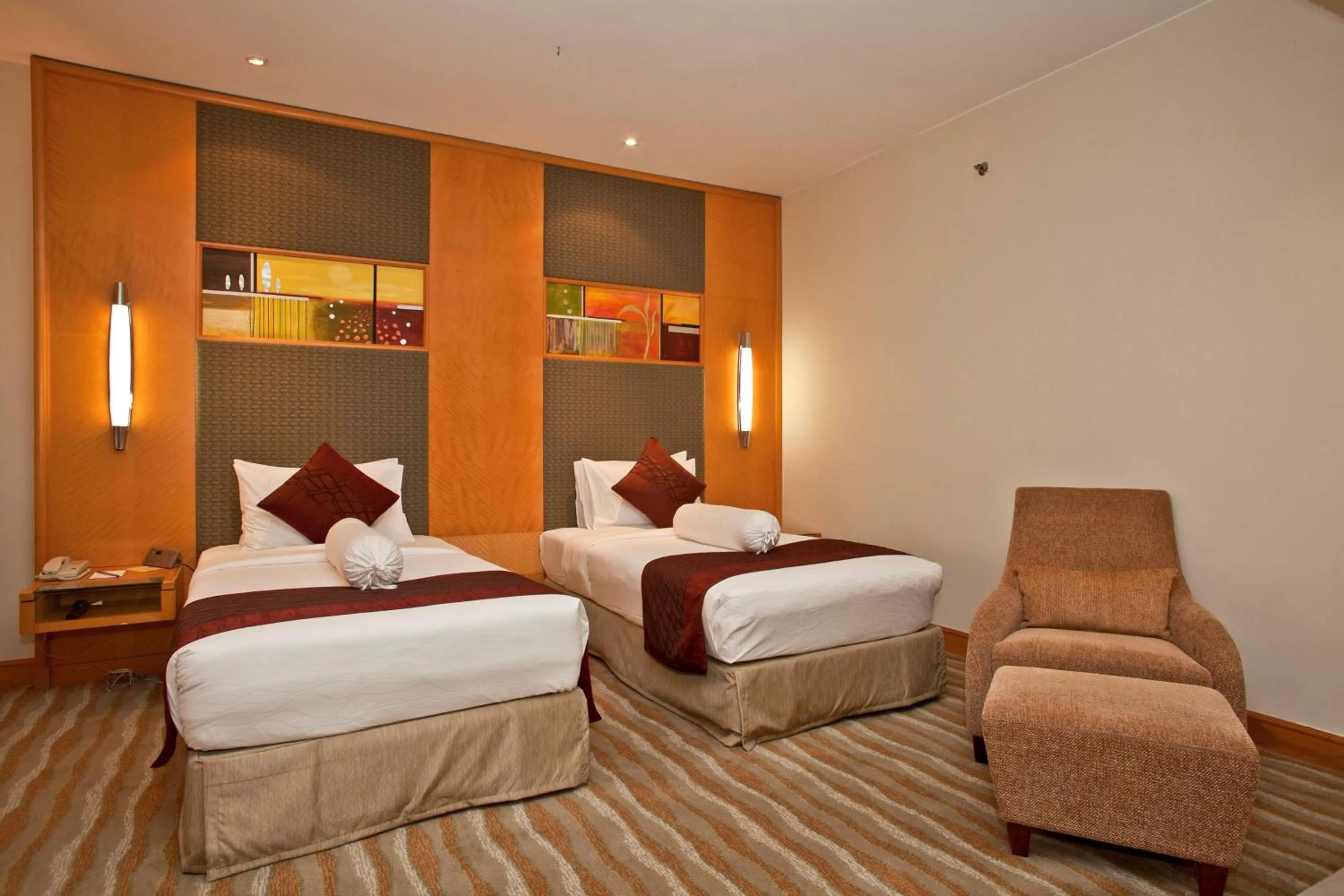 Bed in Lakeshore Hotel & Apartments