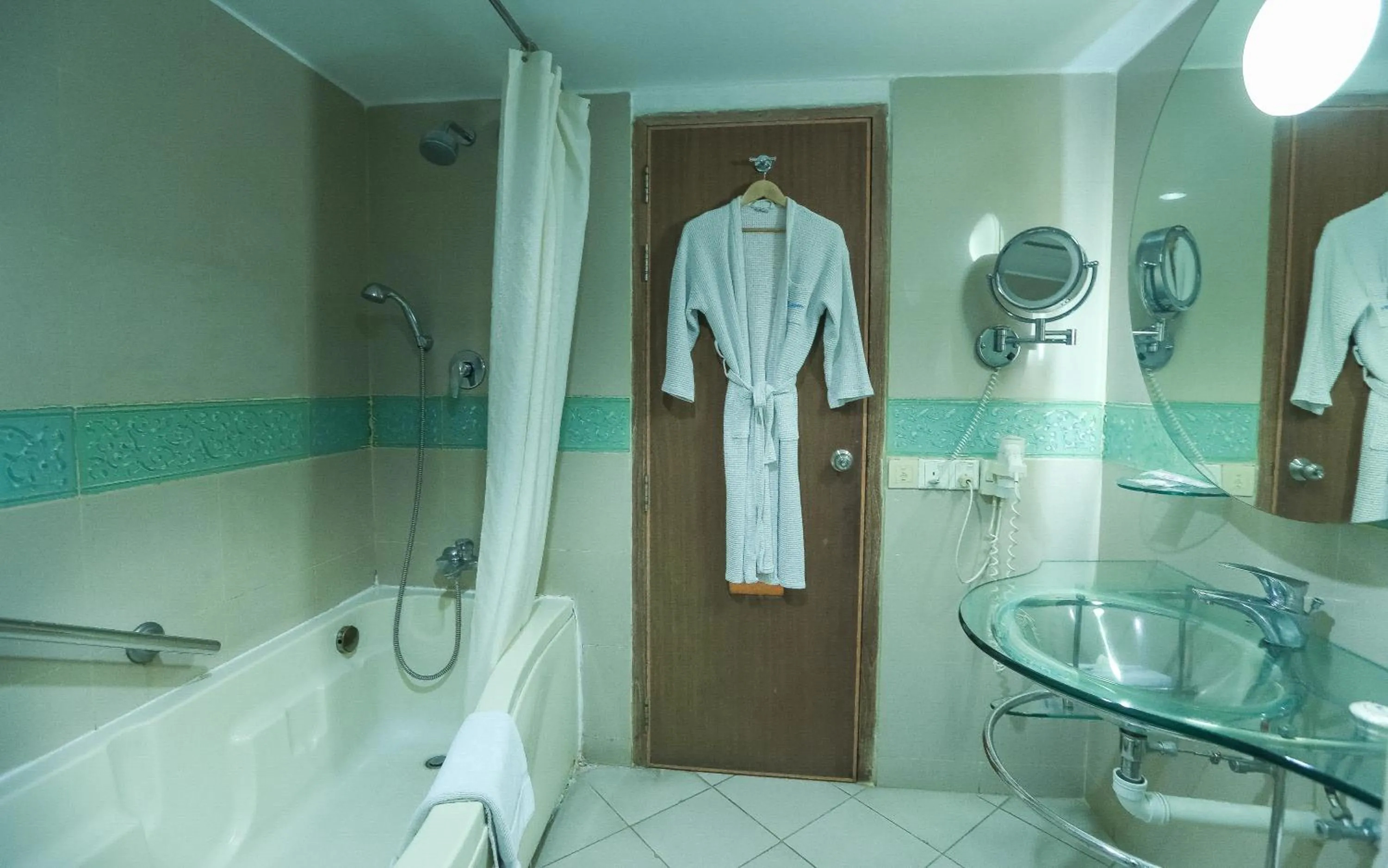 Bathroom in Lakeshore Hotel & Apartments