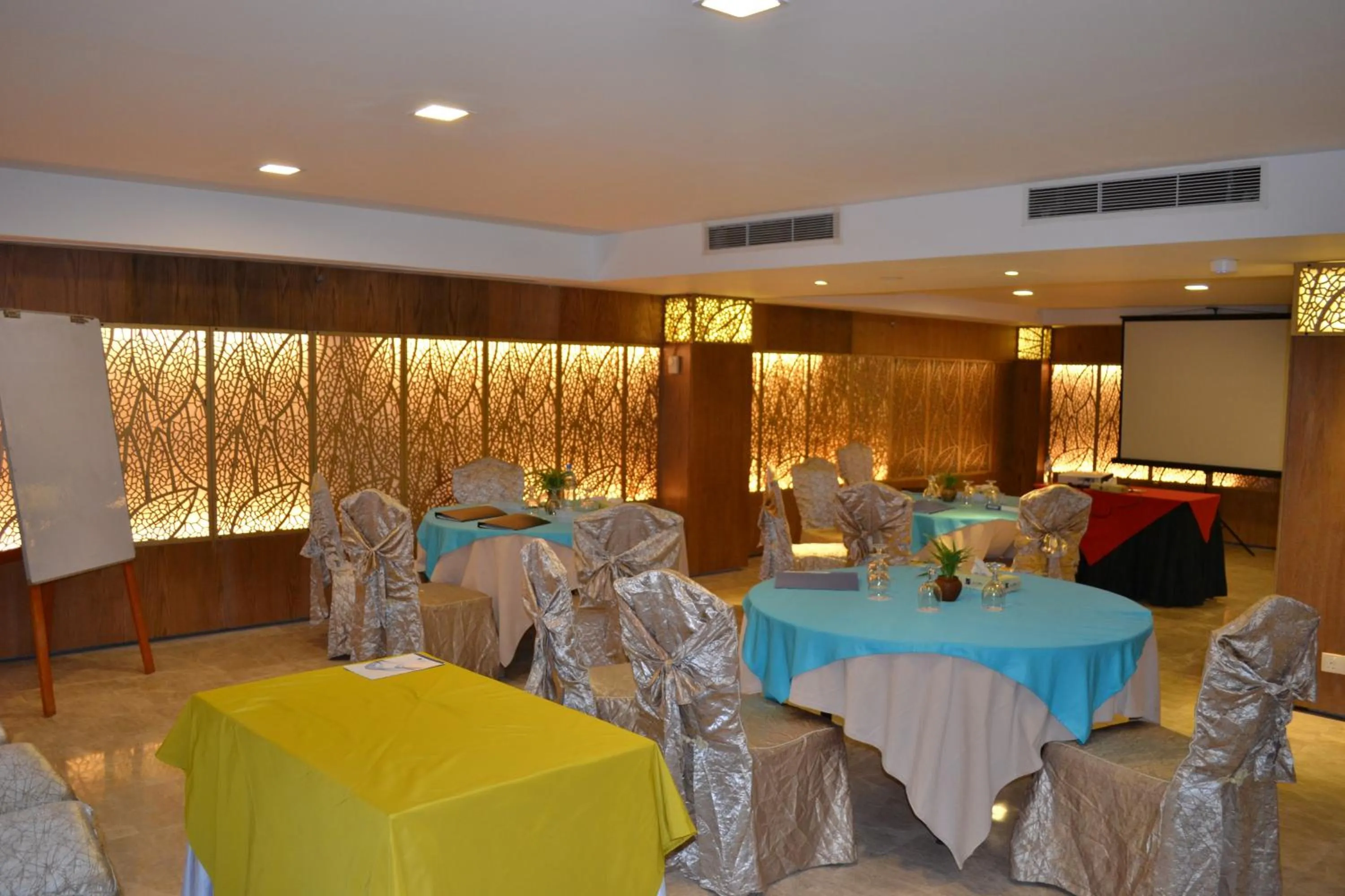 Business facilities in Lakeshore Hotel & Apartments