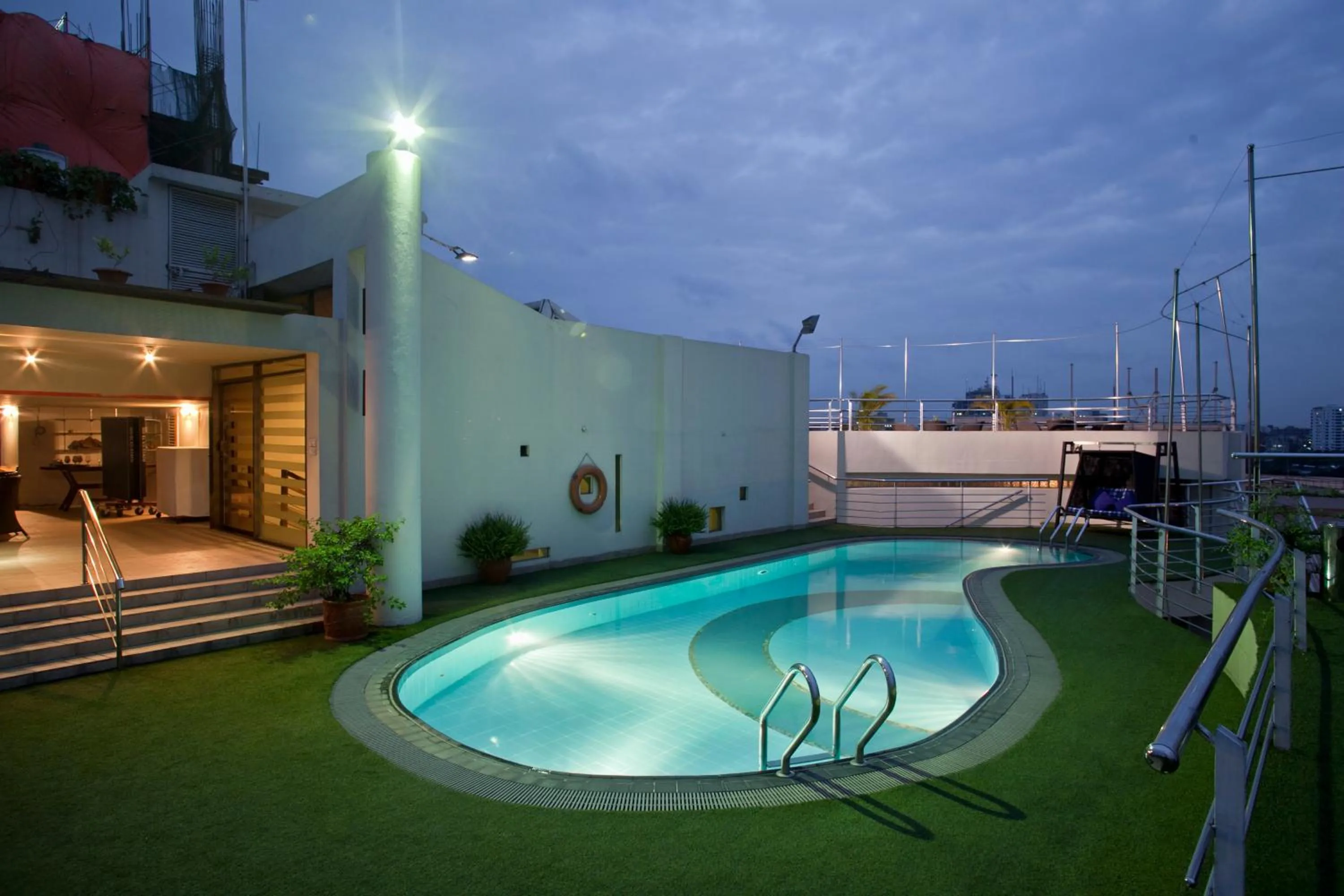 Swimming pool in Lakeshore Hotel & Apartments