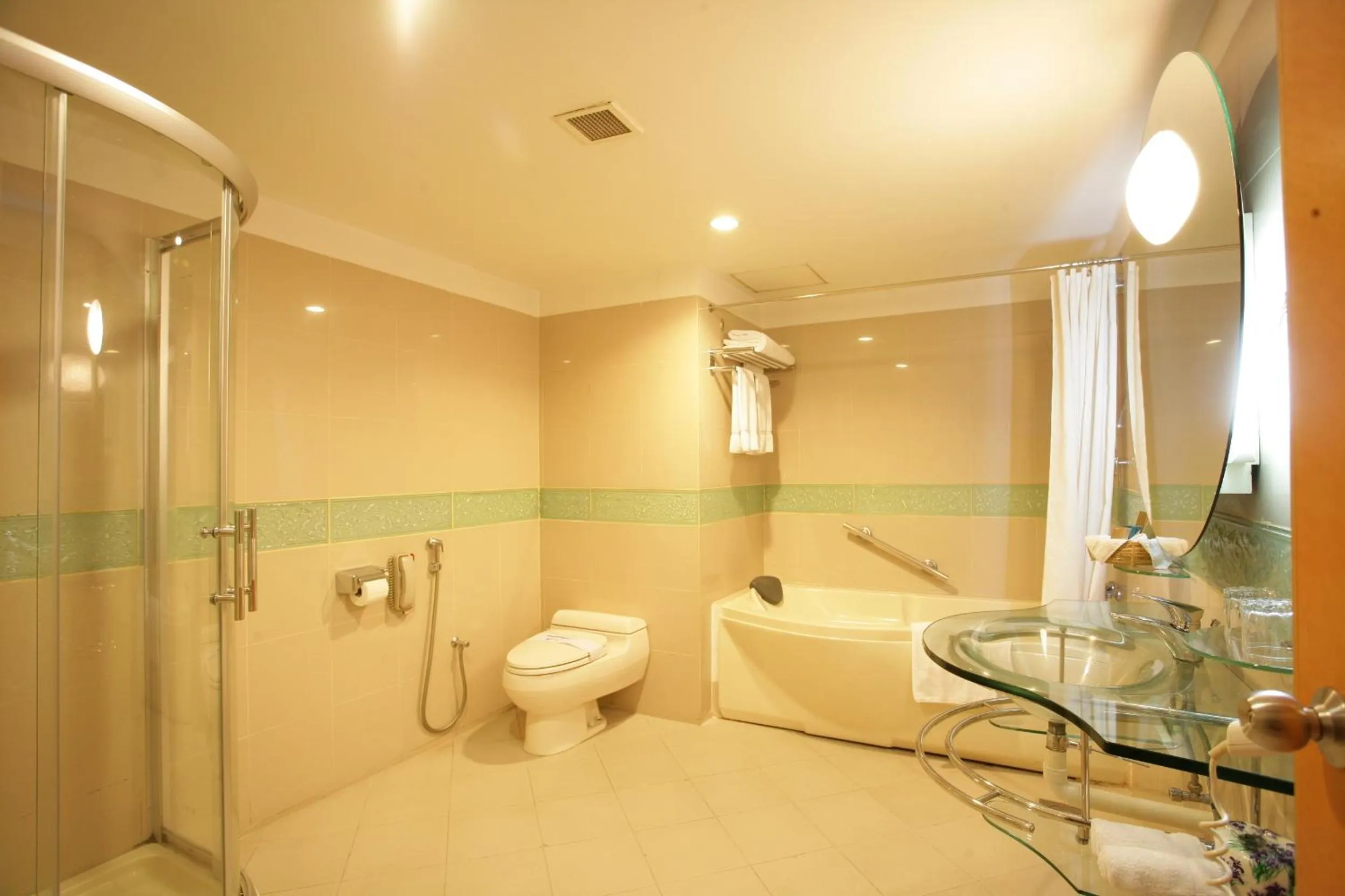 Shower in Lakeshore Hotel & Apartments