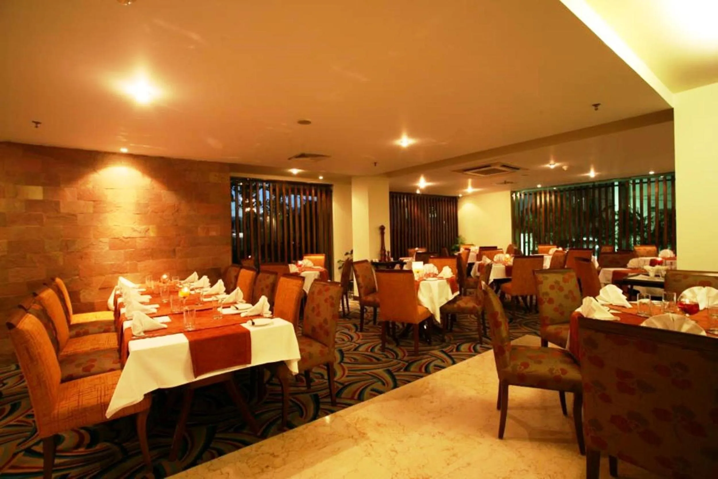 Restaurant/places to eat in Lakeshore Hotel & Apartments