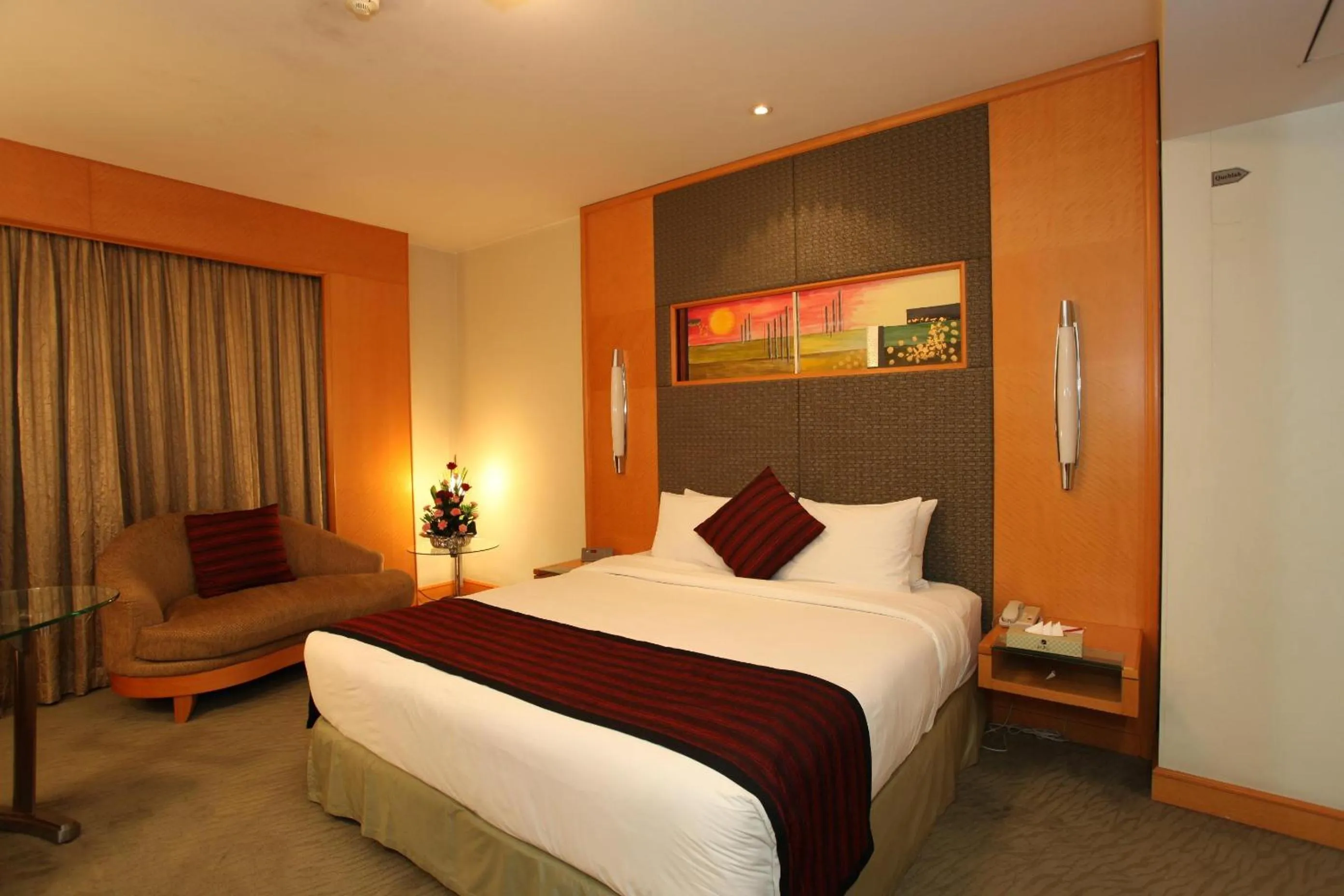 Bed in Lakeshore Hotel & Apartments