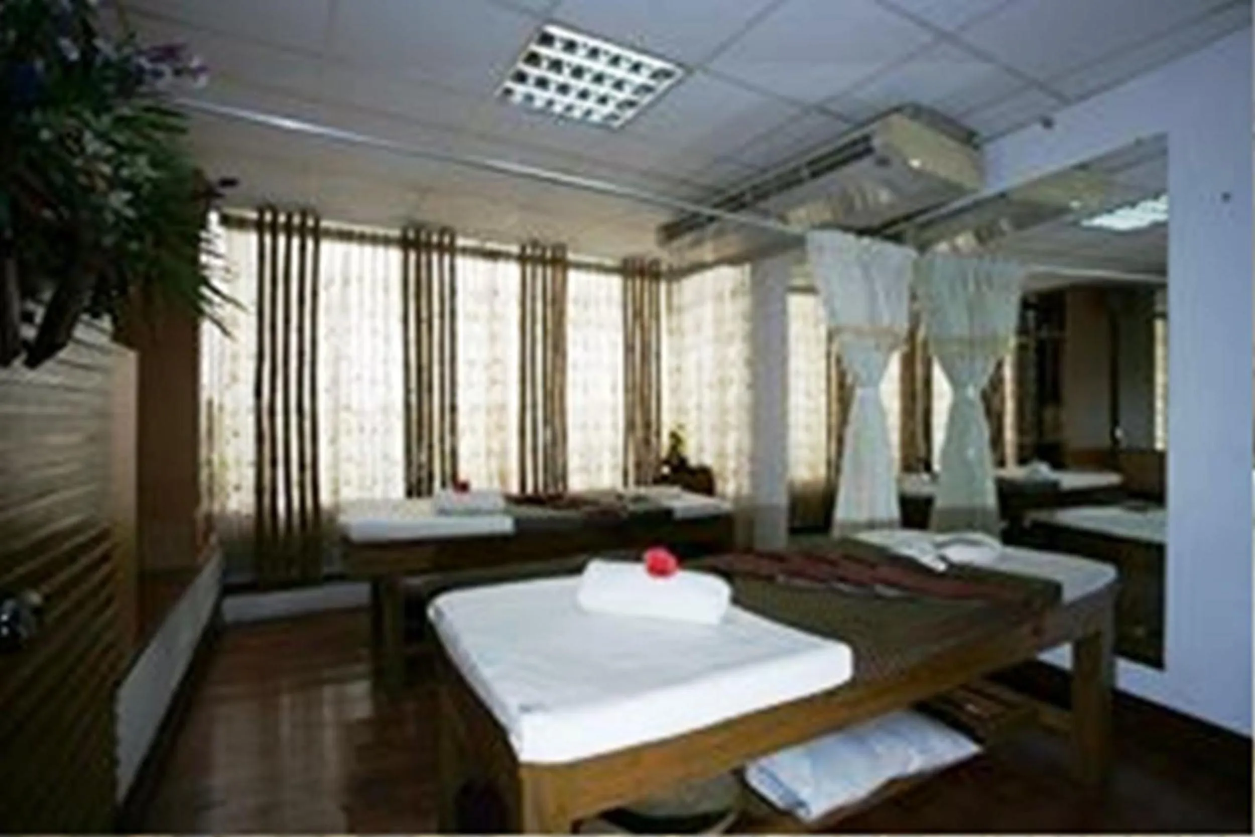 Massage, Bed in Lakeshore Hotel & Apartments