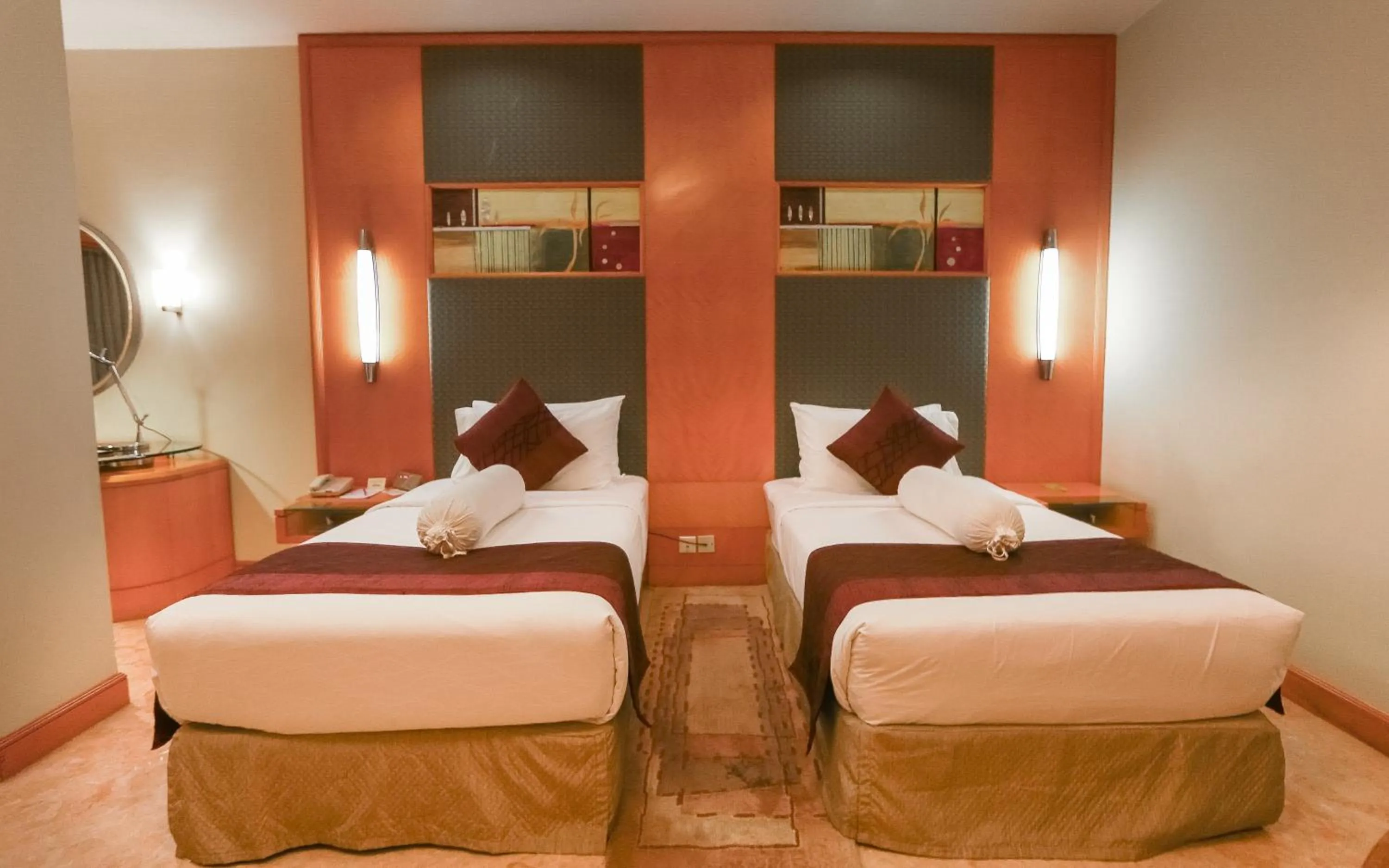 Bedroom, Bed in Lakeshore Hotel & Apartments