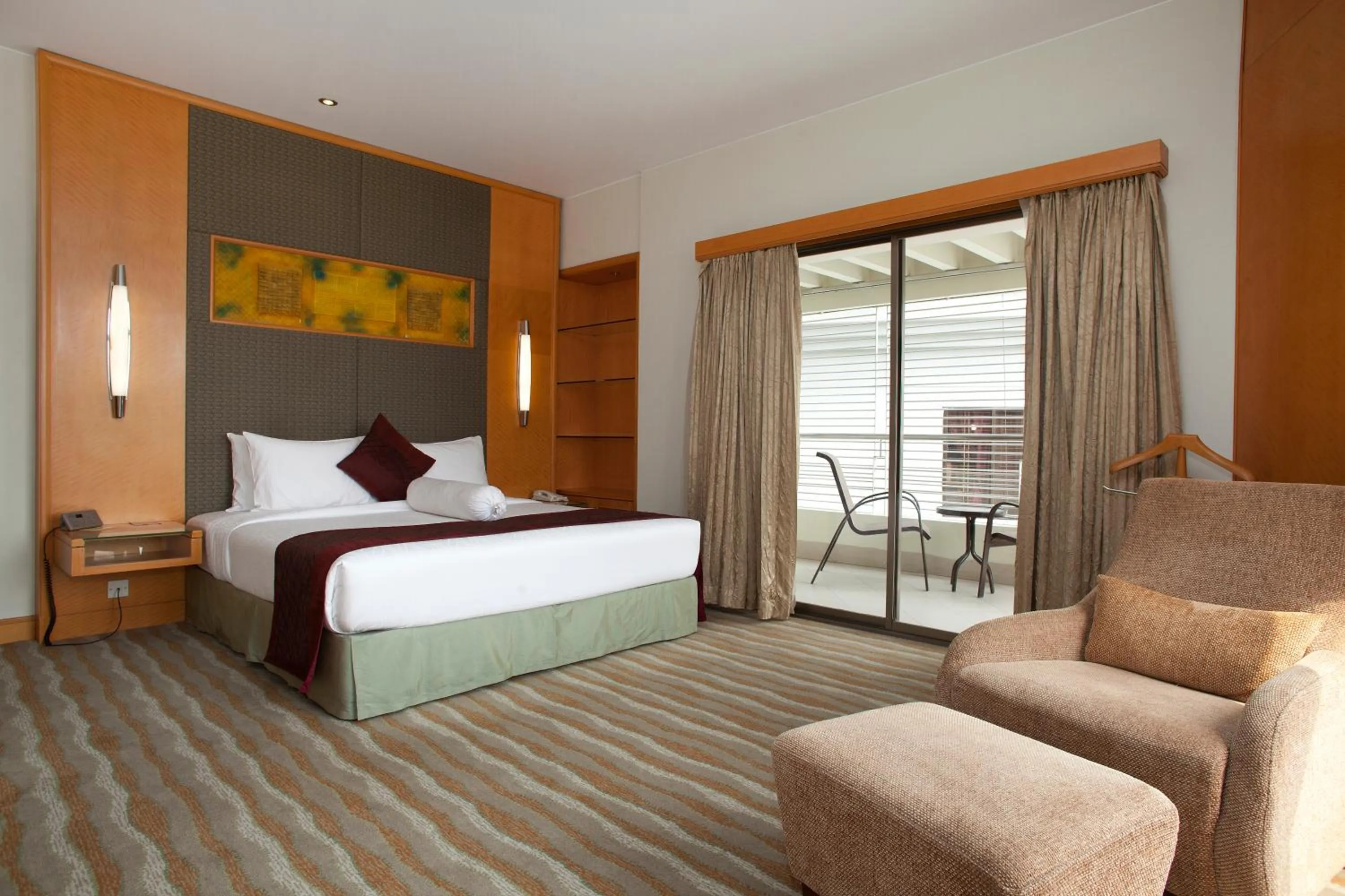 Property building, Bed in Lakeshore Hotel & Apartments