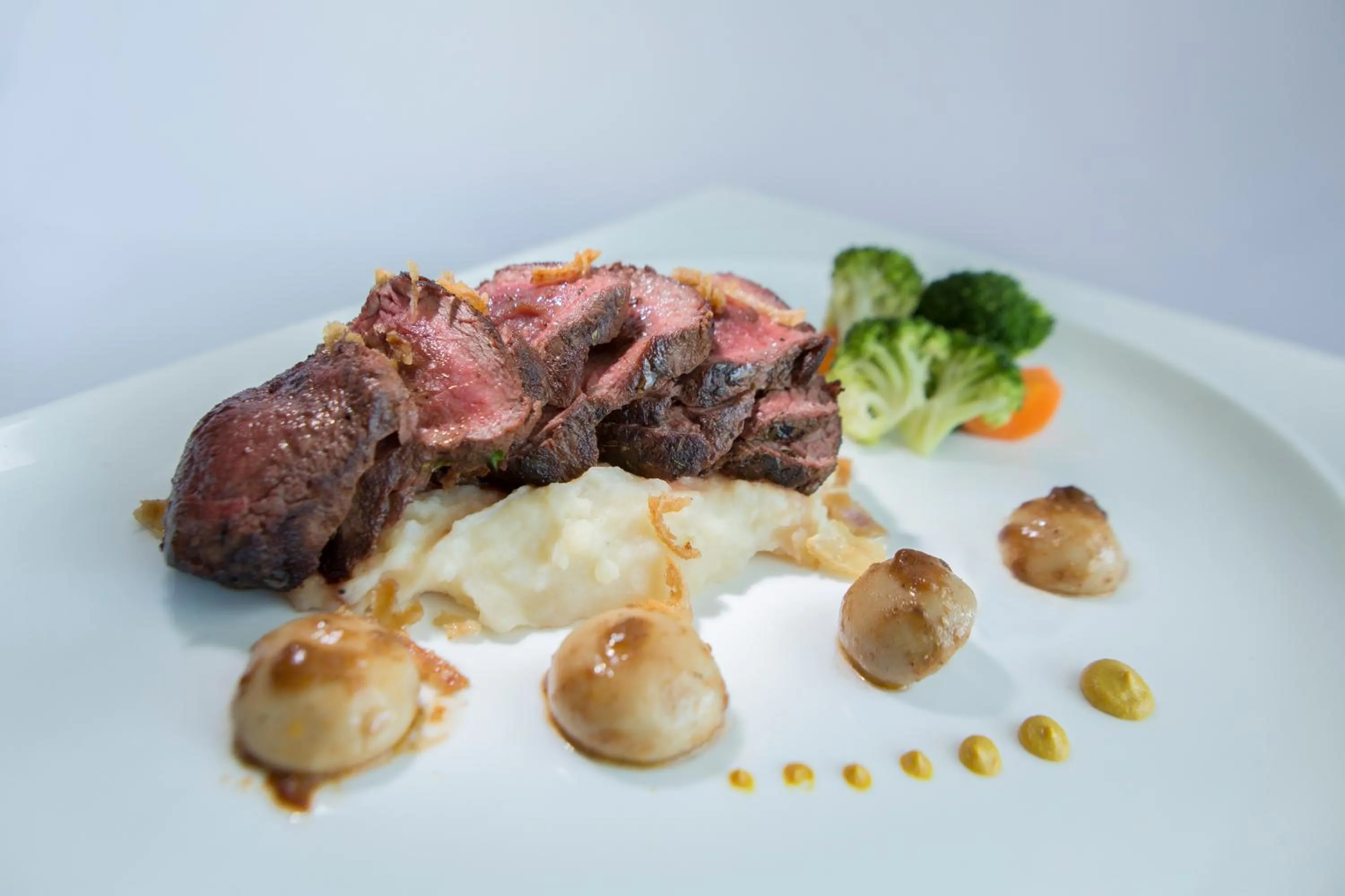 Lunch in Jupiter International Hotel - Cazanchis