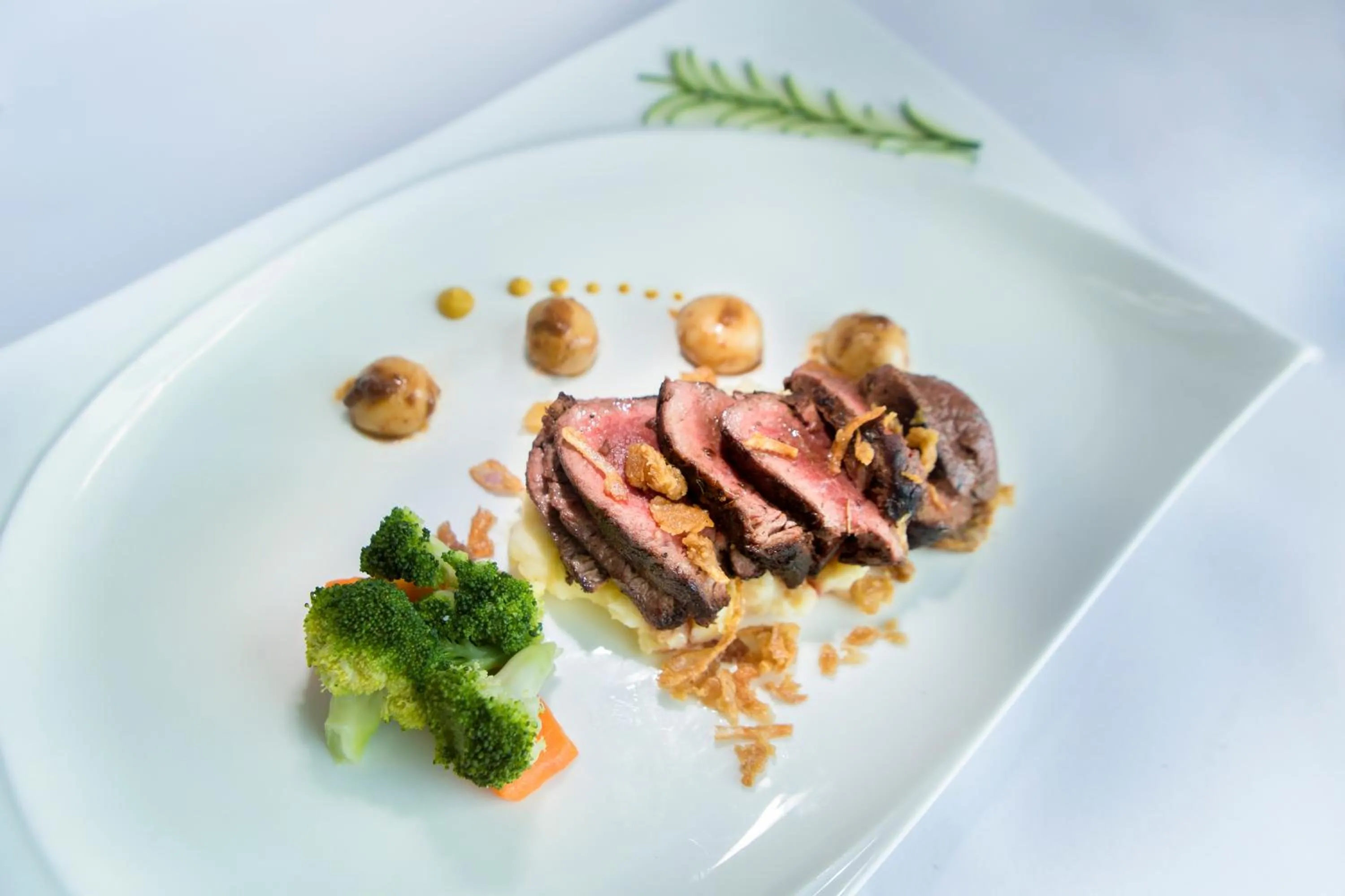 Lunch in Jupiter International Hotel - Cazanchis